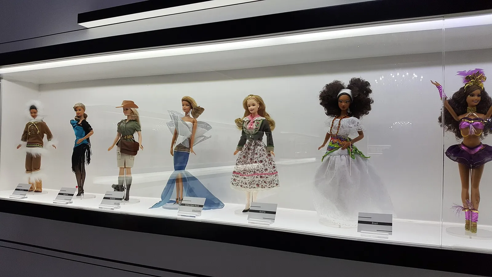 Varias muñecas Barbie expuestas en una vitrina