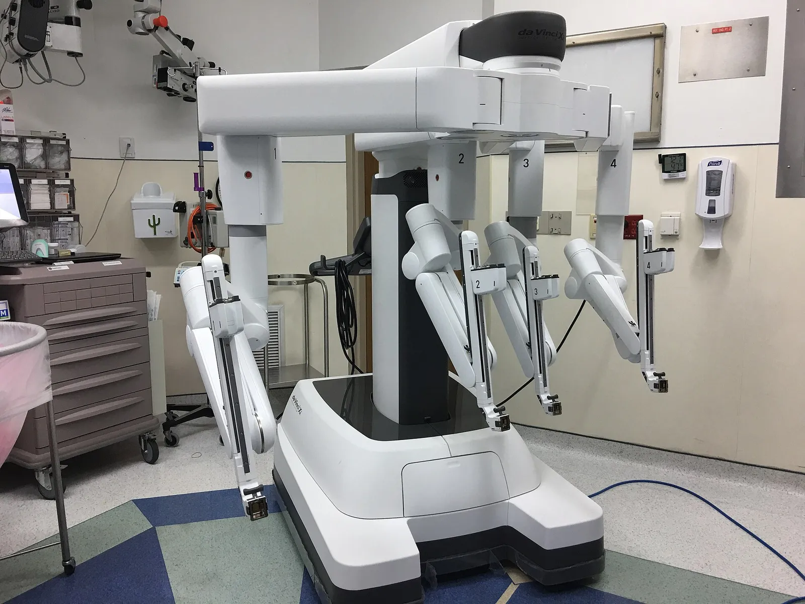 Un robot quirúrgico da Vinci, del tipo empleado en cirugía mínimamente invasiva (imagen de archivo)