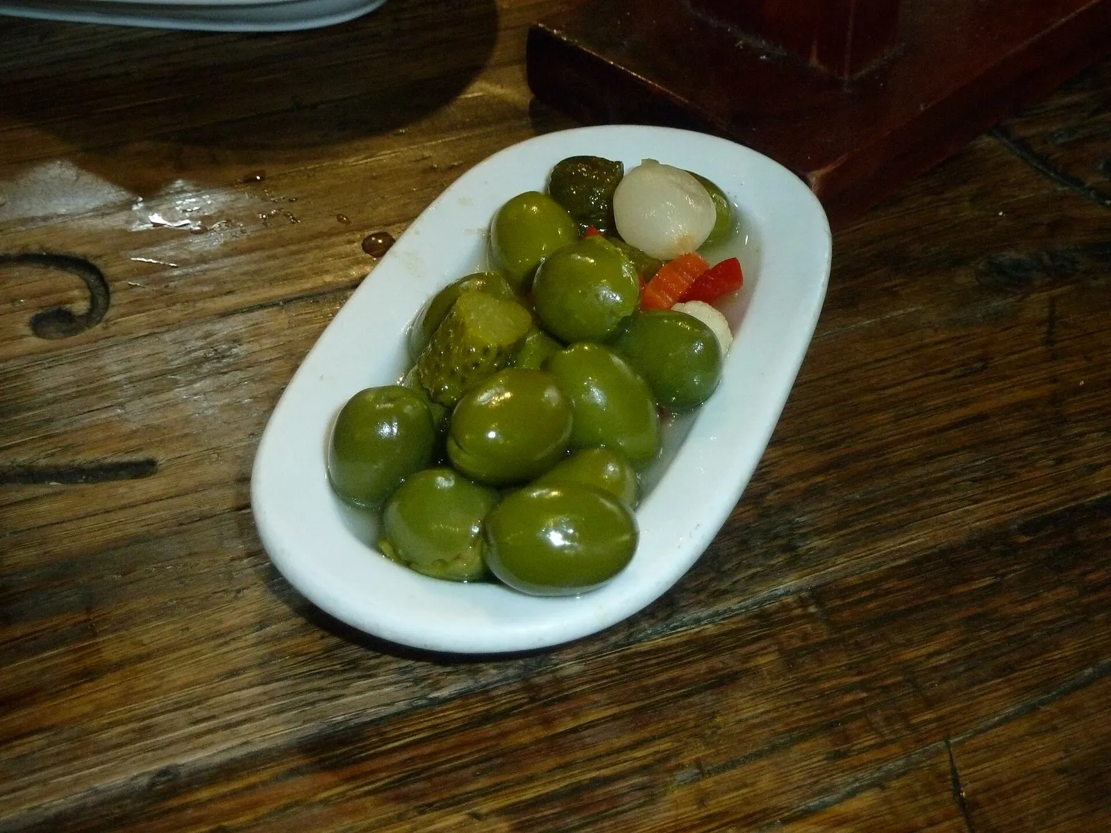 Encurtidos servidos como aperitivo en Madrid (imagen de archivo)