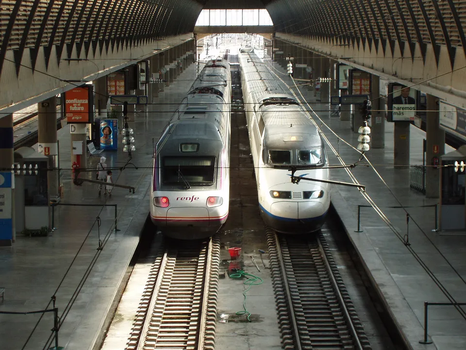 Un tren AVE de Renfe en una estación