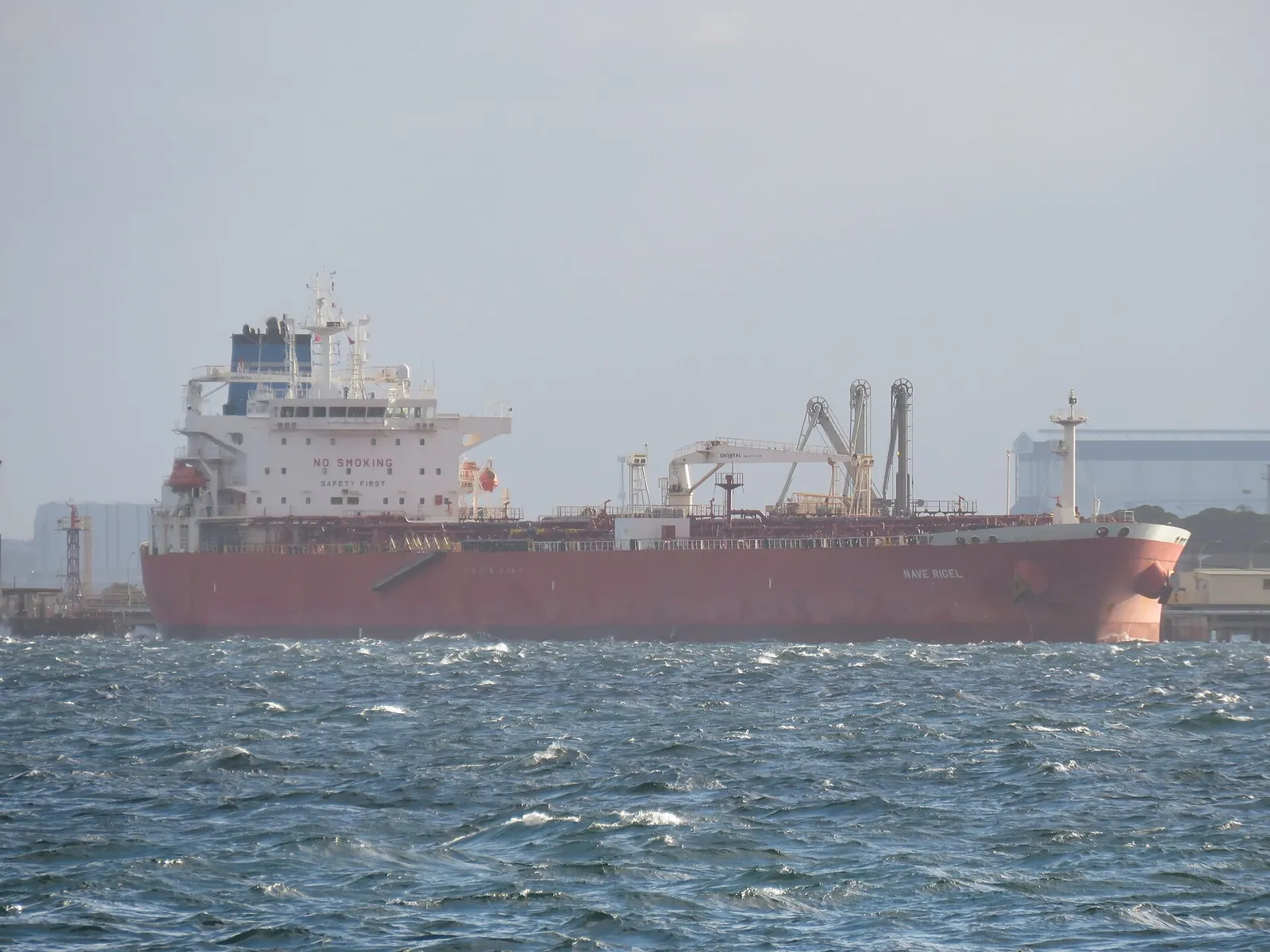 Un petrolero de crudo atracado en el pantalán de una refinería