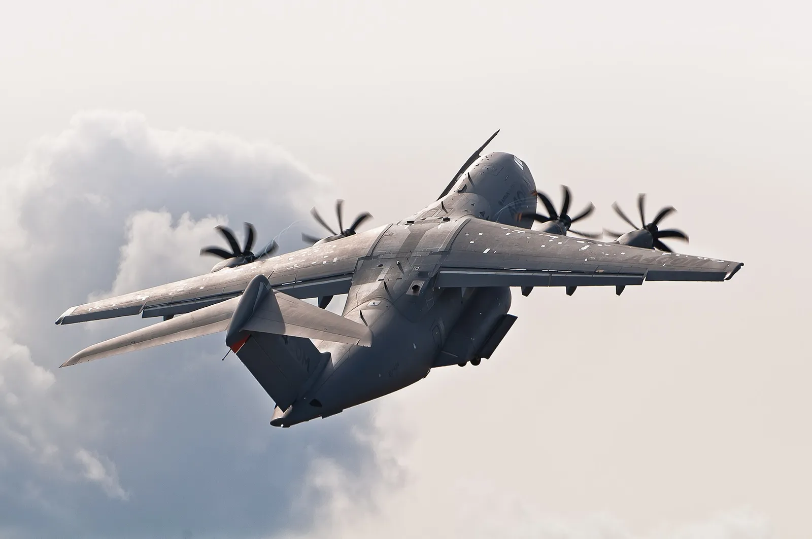 Un avión de transporte militar Airbus A400M, que se ensambla en Sevilla (imagen de archivo)