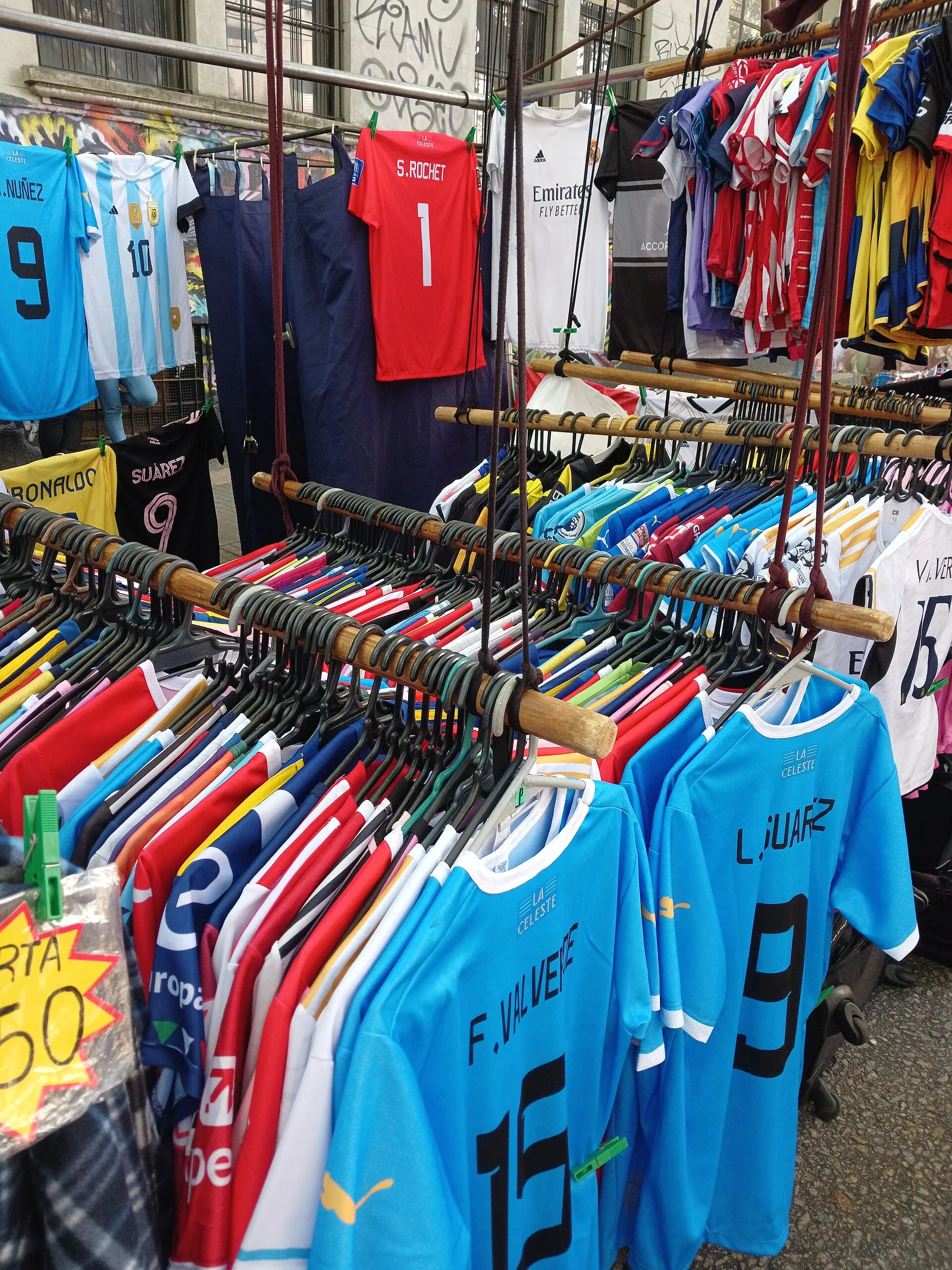 Camisetas de fútbol a la venta en un mercadillo (imagen de archivo)