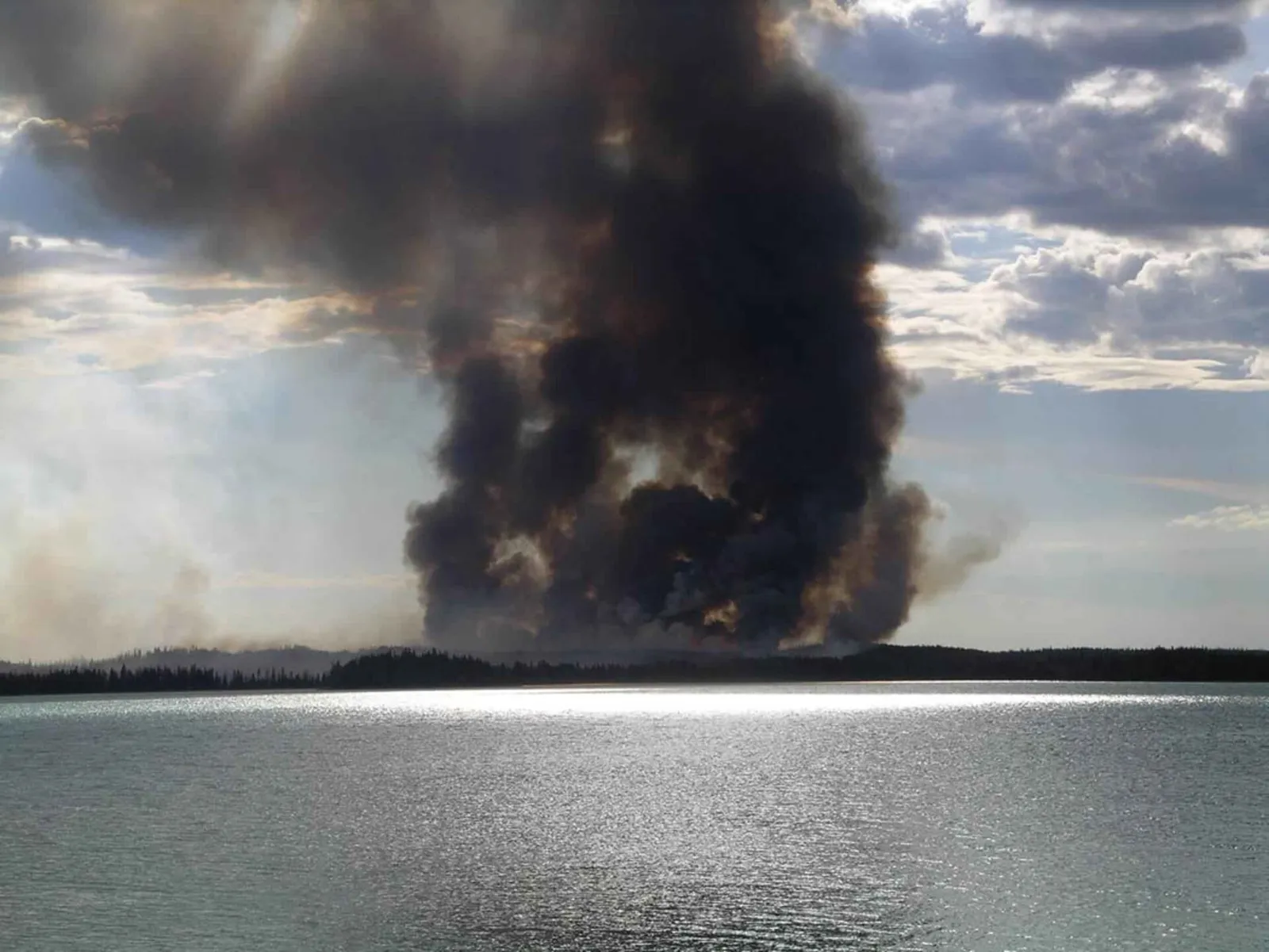 Columna de humo de un incendio forestal (imagen de archivo)