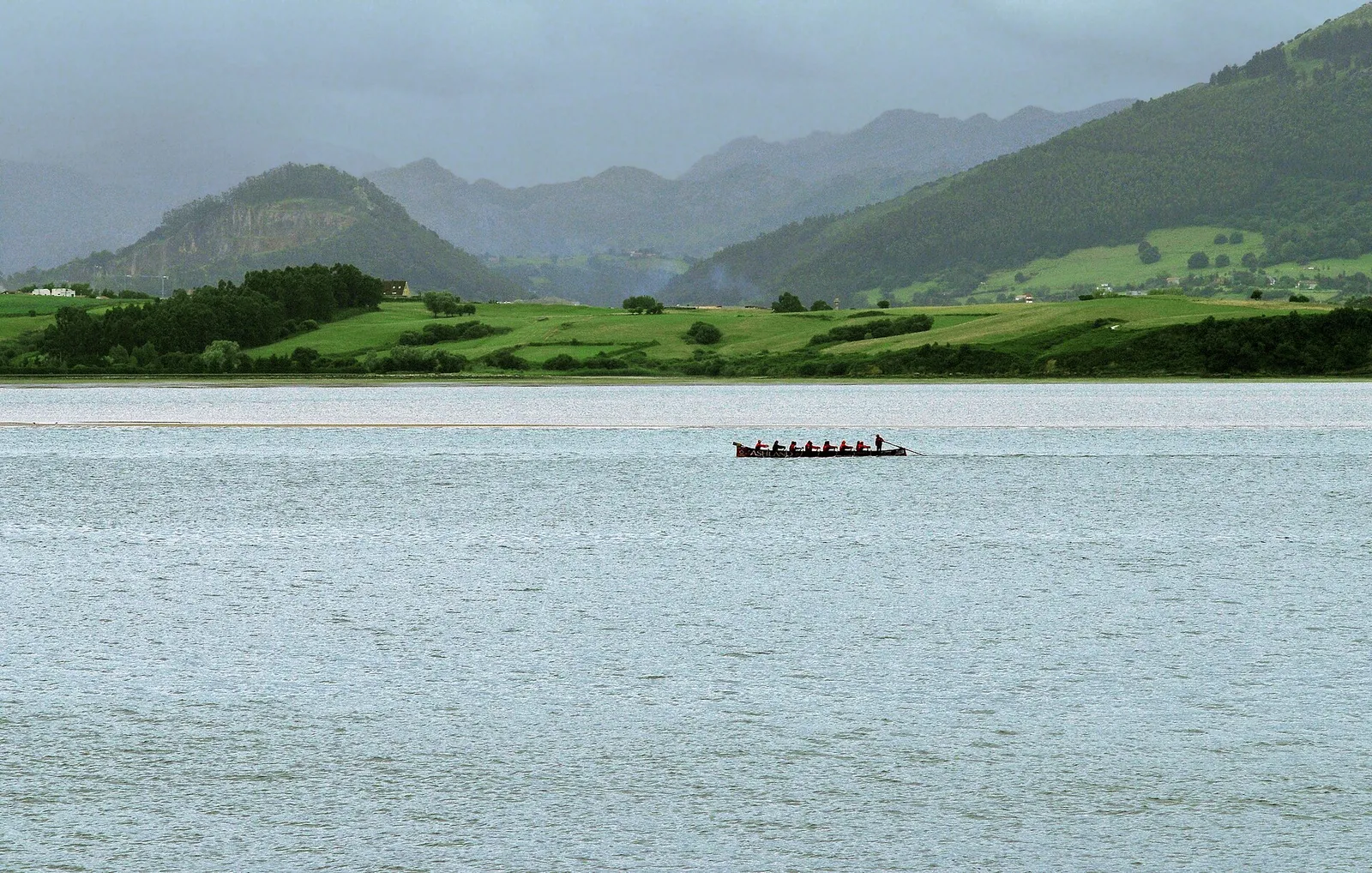 Traineras compitiendo en una regata de remo