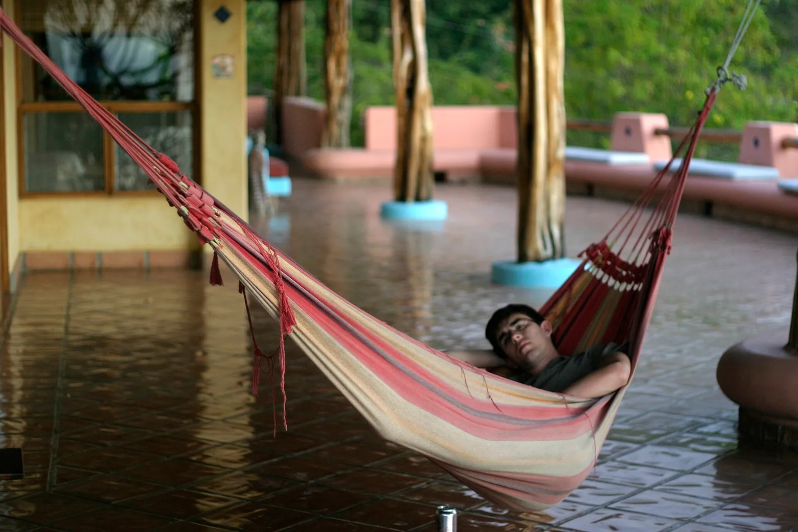 Una persona duerme la siesta en una hamaca (imagen de archivo)