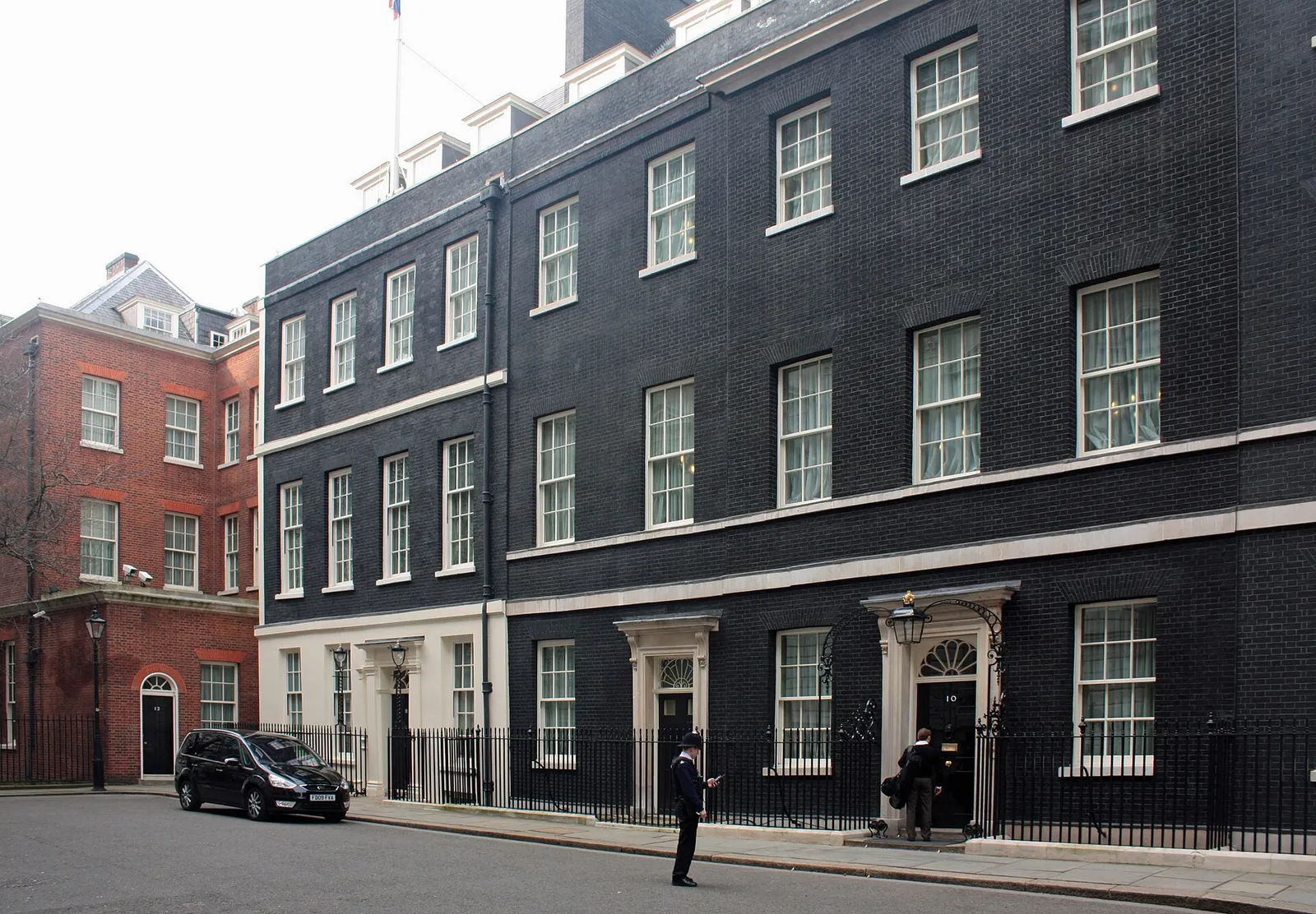 La puerta del número 10 de Downing Street, residencia del primer ministro británico