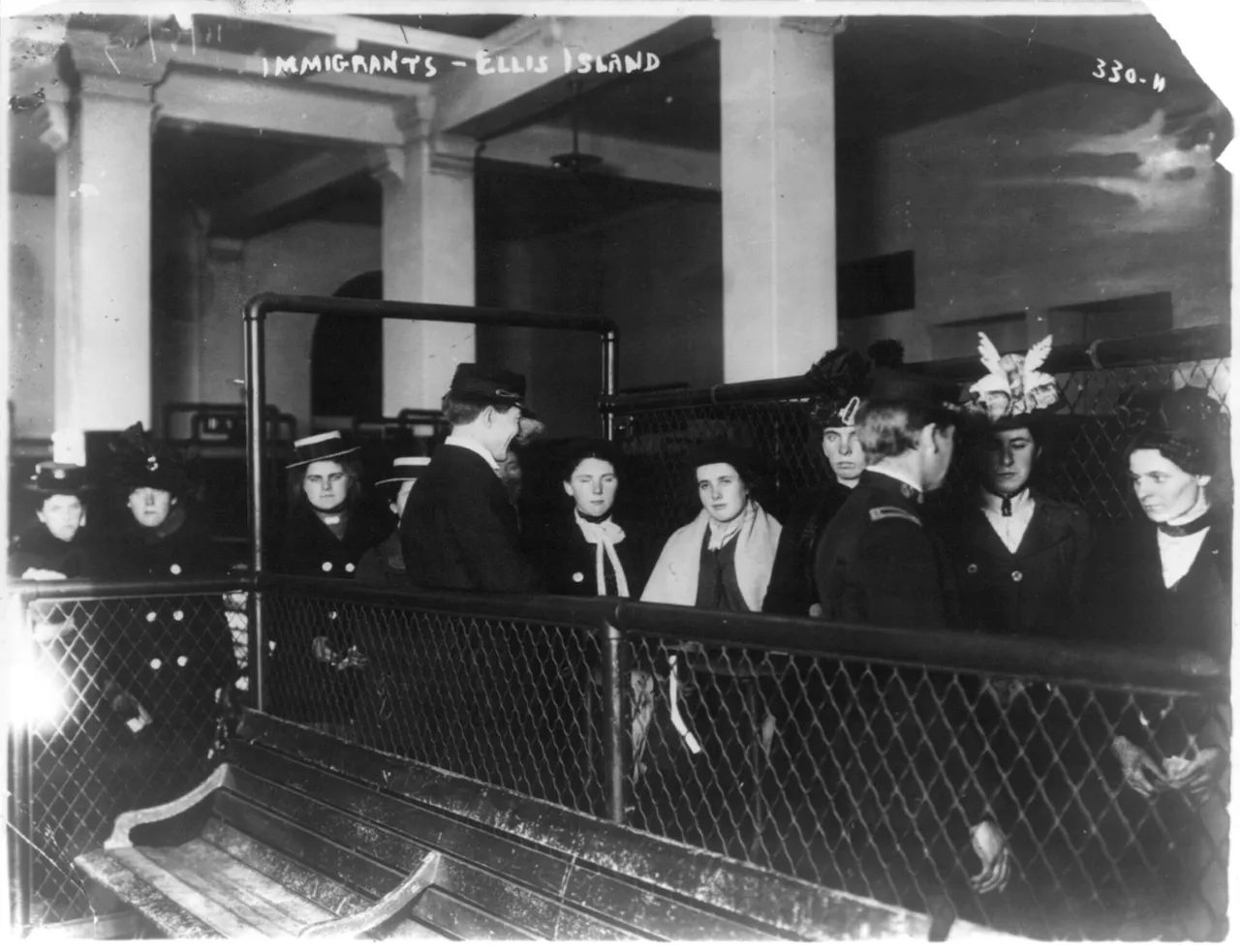 Inmigrantes en Ellis Island a comienzos del siglo XX