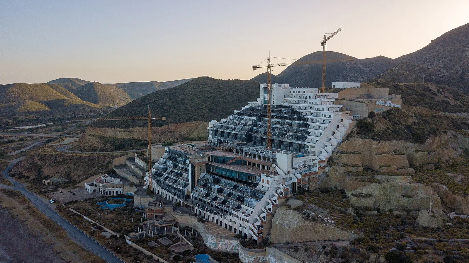 El edificio abandonado del hotel de El Algarrobico, en Carboneras (Almería)