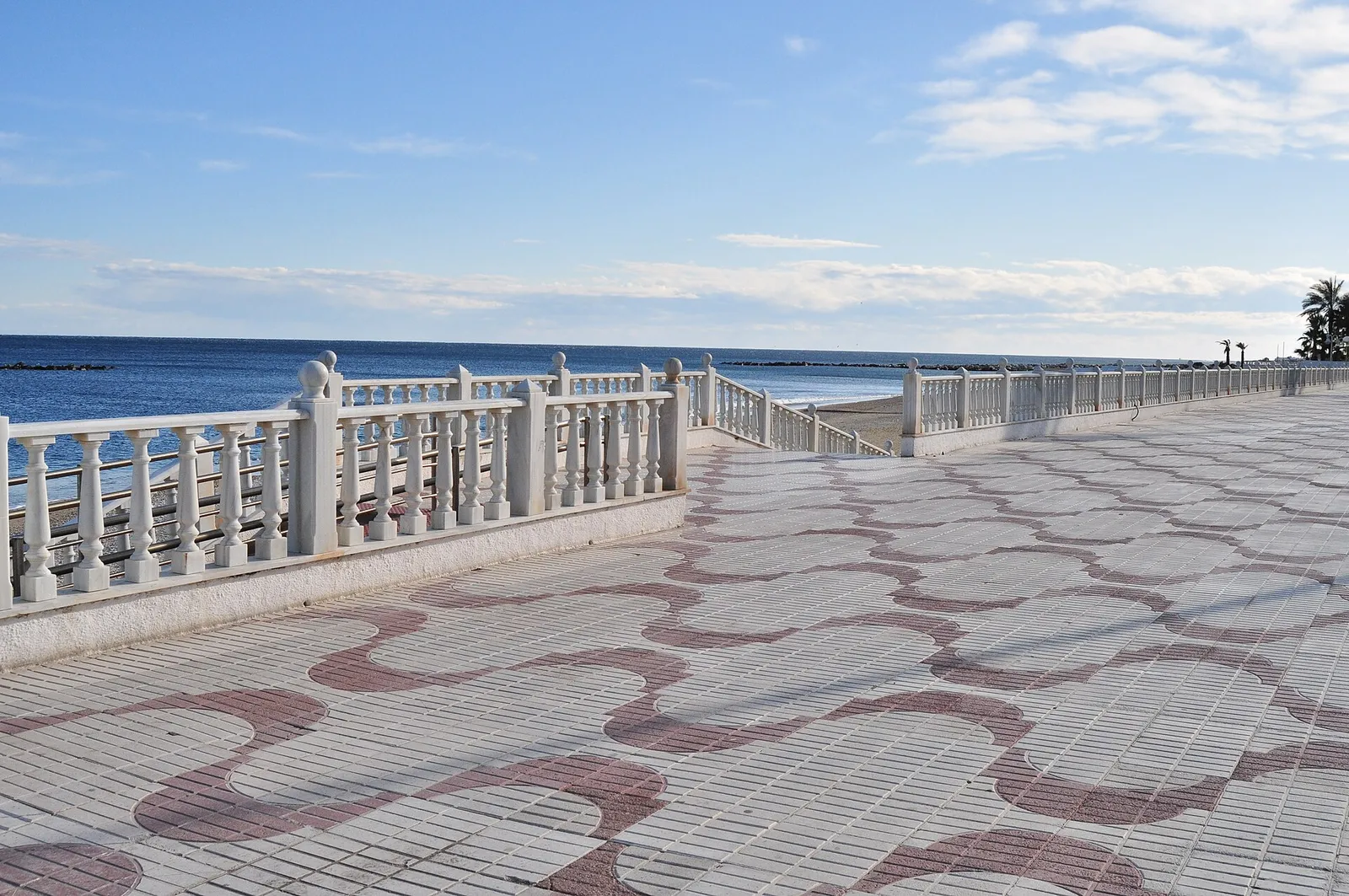 El paseo marítimo de Garrucha, una de las localidades que acogió a los desalojados