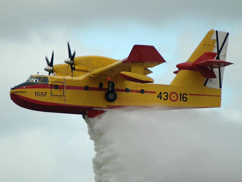 Un hidroavión Canadair del operativo español de extinción de incendios (imagen de archivo)