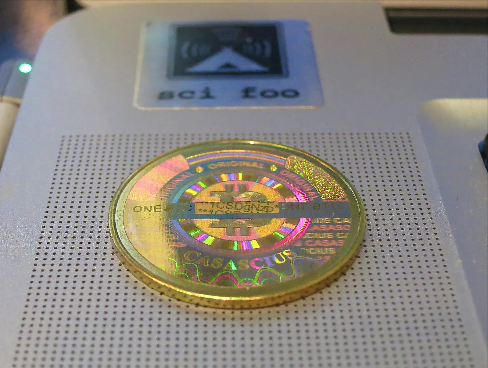 Una moneda física que representa un bitcoin