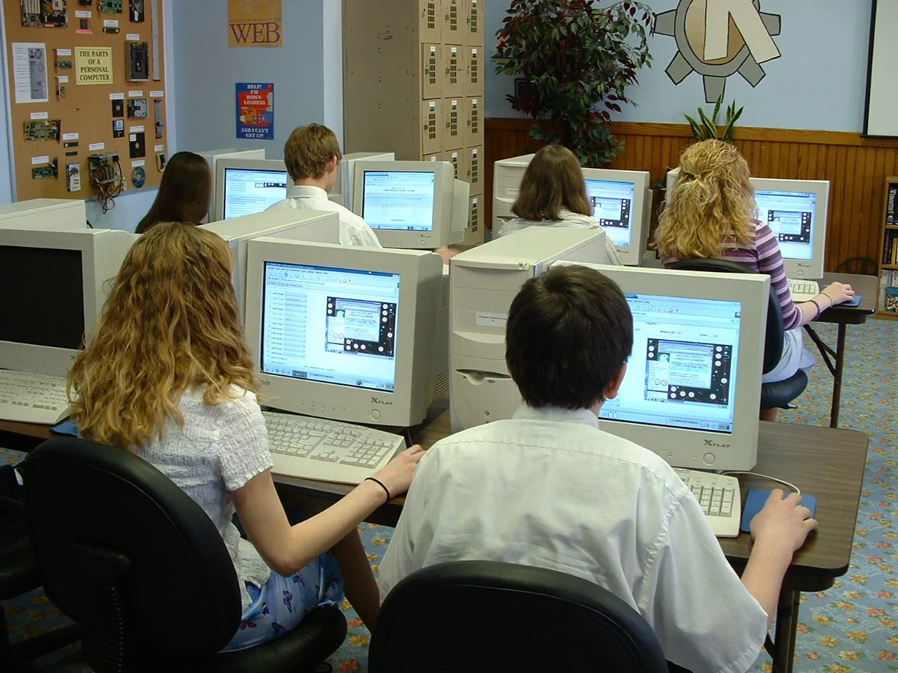 Estudiantes realizando un examen