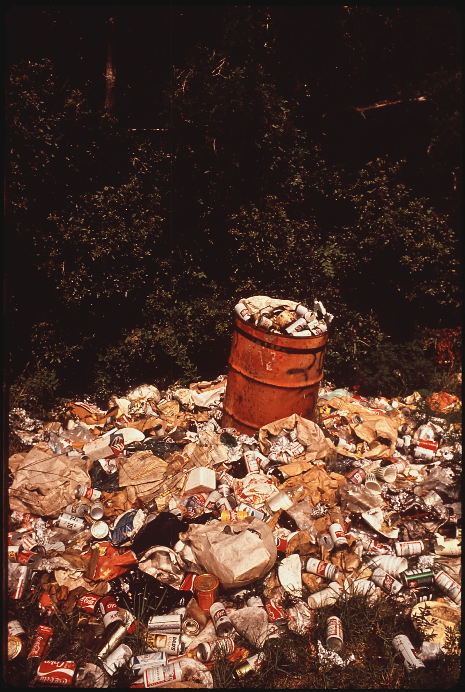 Basura acumulada al aire libre (imagen de archivo)