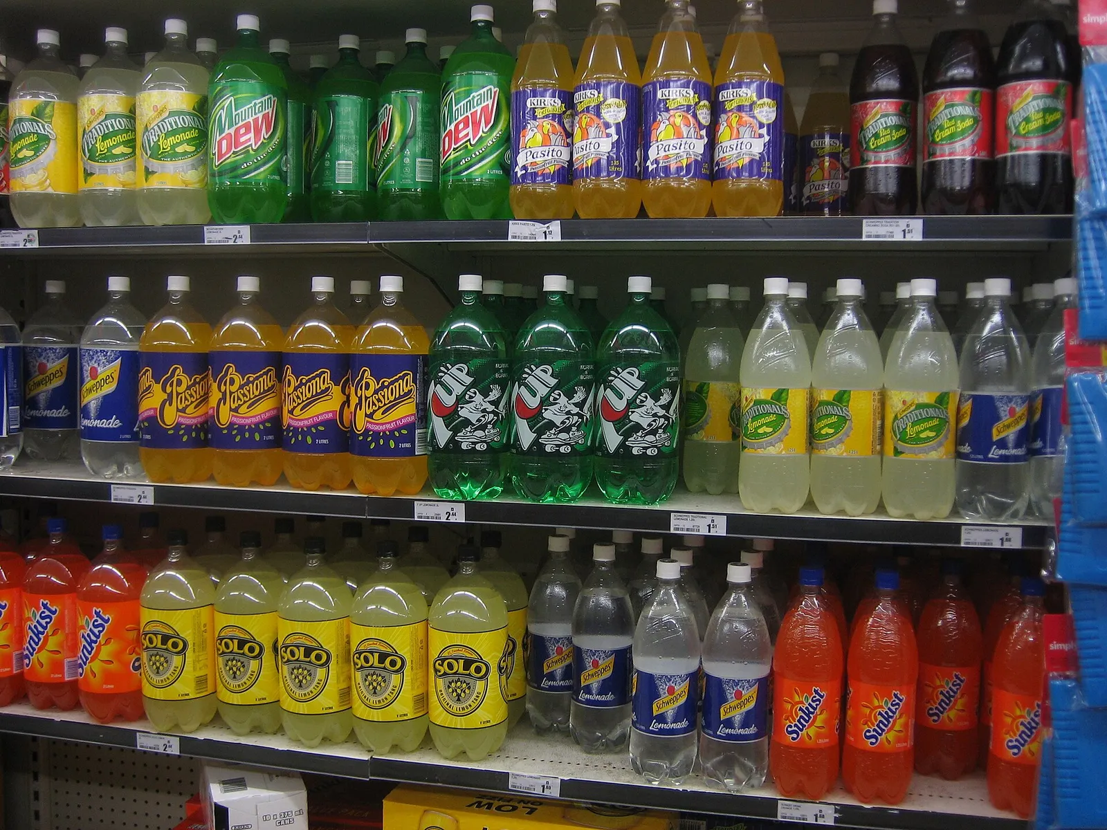Estantería de refrescos en un supermercado