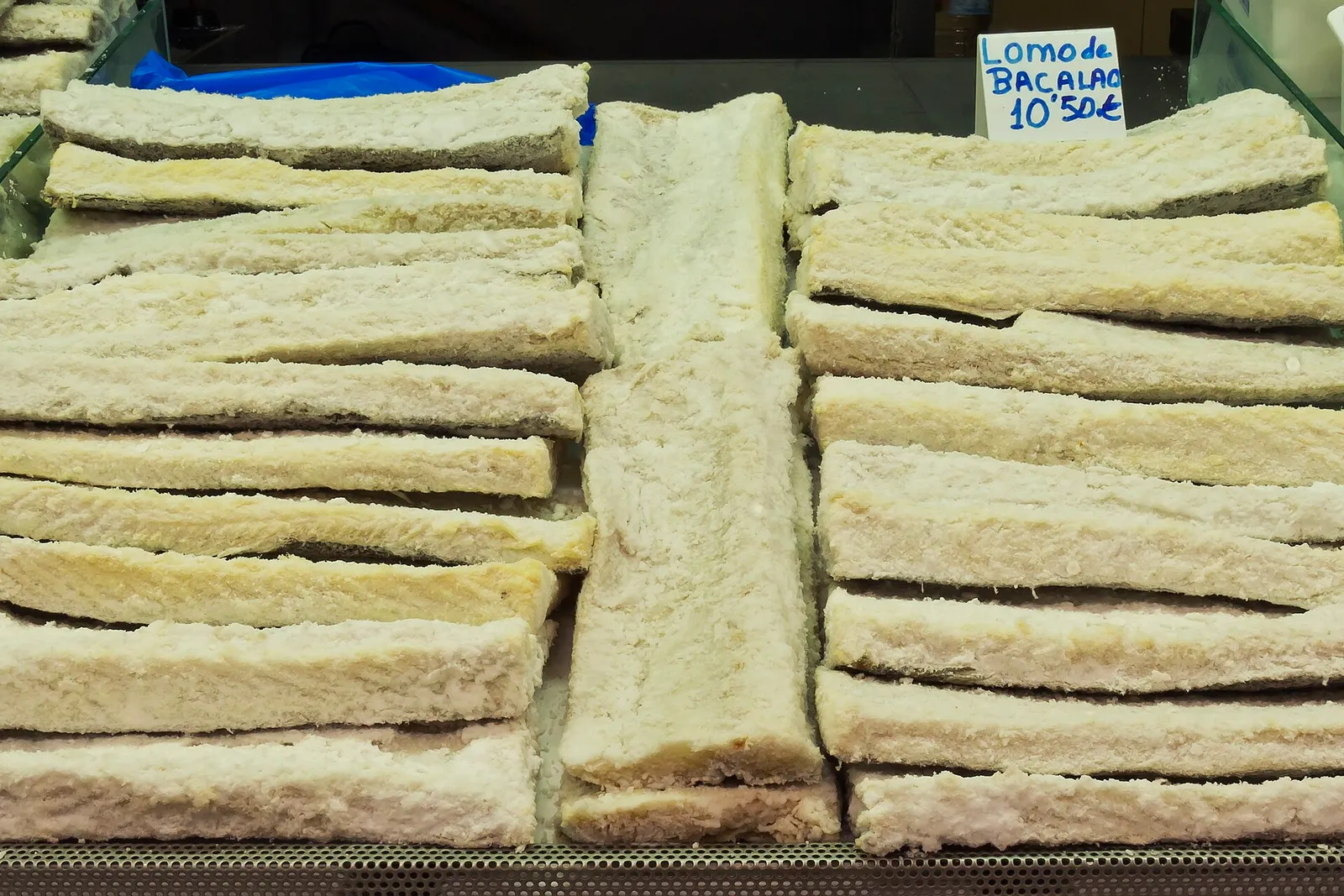 Lomos de bacalao en un puesto de mercado