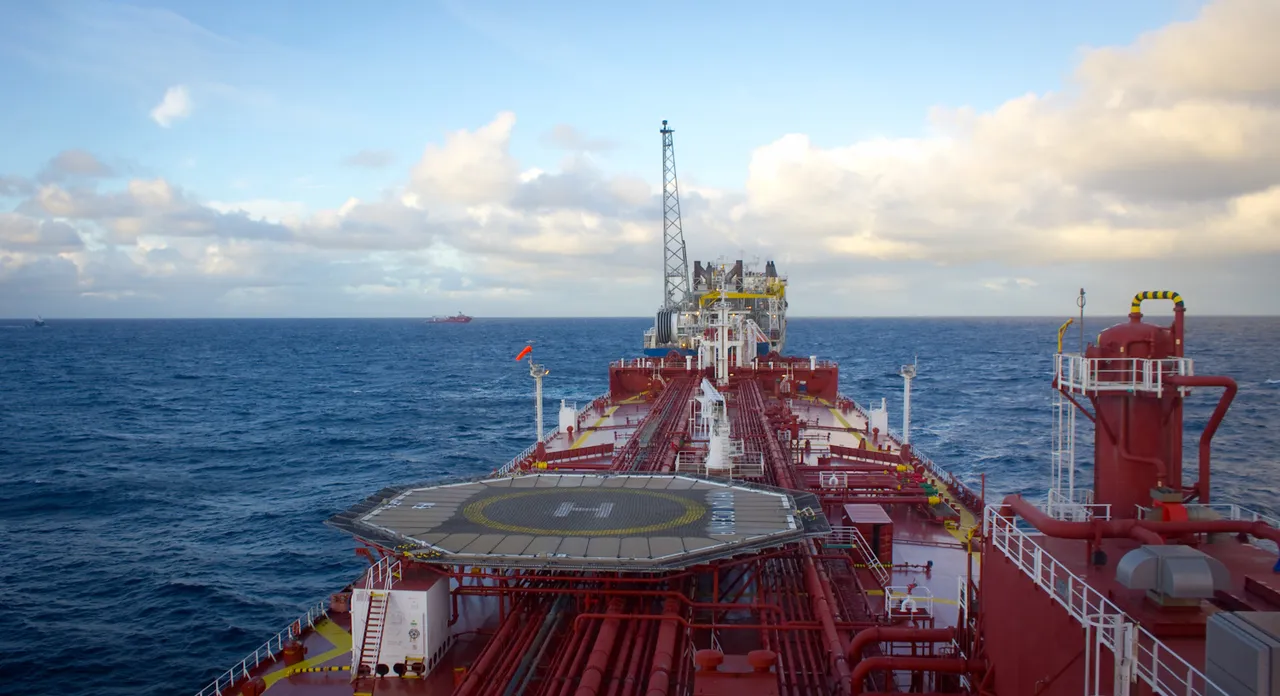 Un petrolero navegando en alta mar