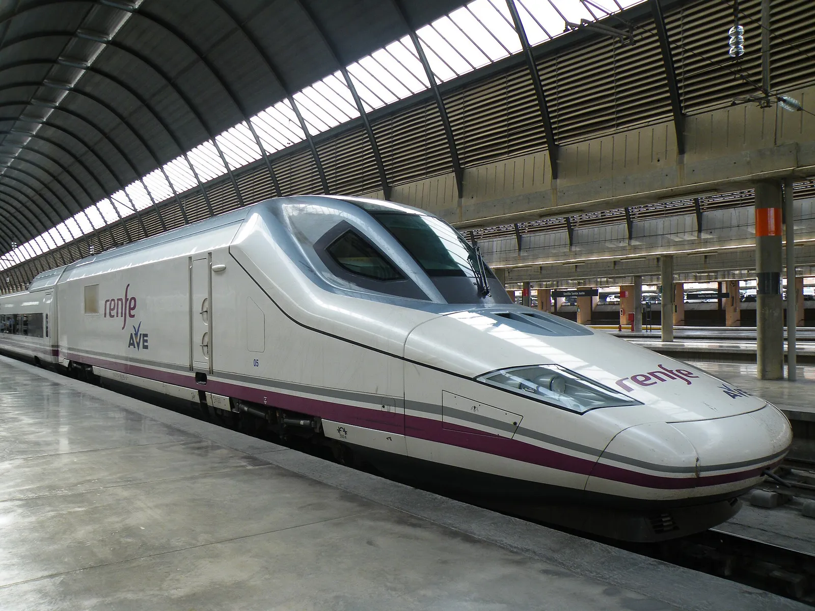 Un tren de alta velocidad de Renfe (imagen de archivo)