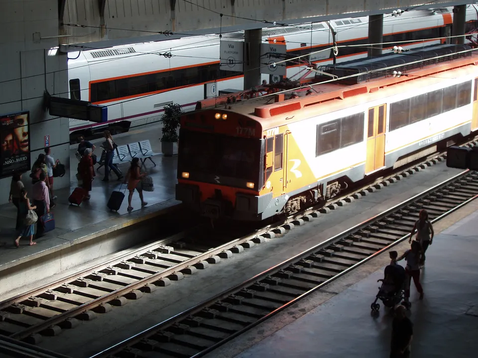 Un tren de Renfe en la estación de Santa Justa, en Sevilla