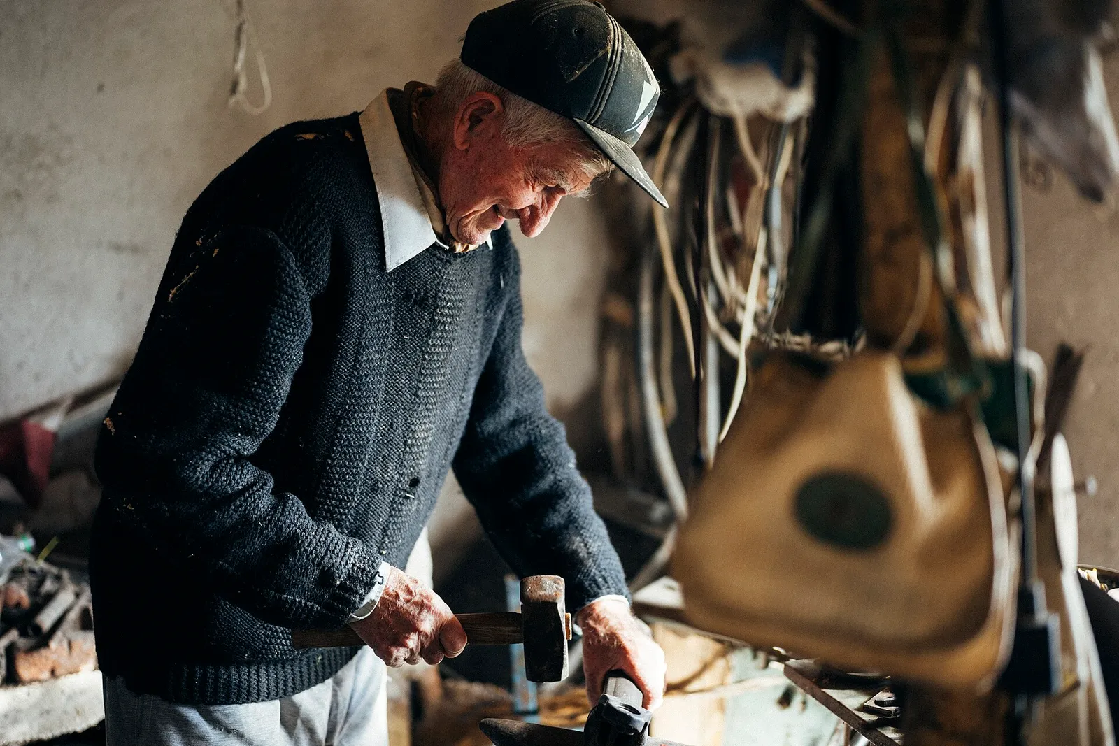 Un artesano de edad avanzada trabajando en su taller