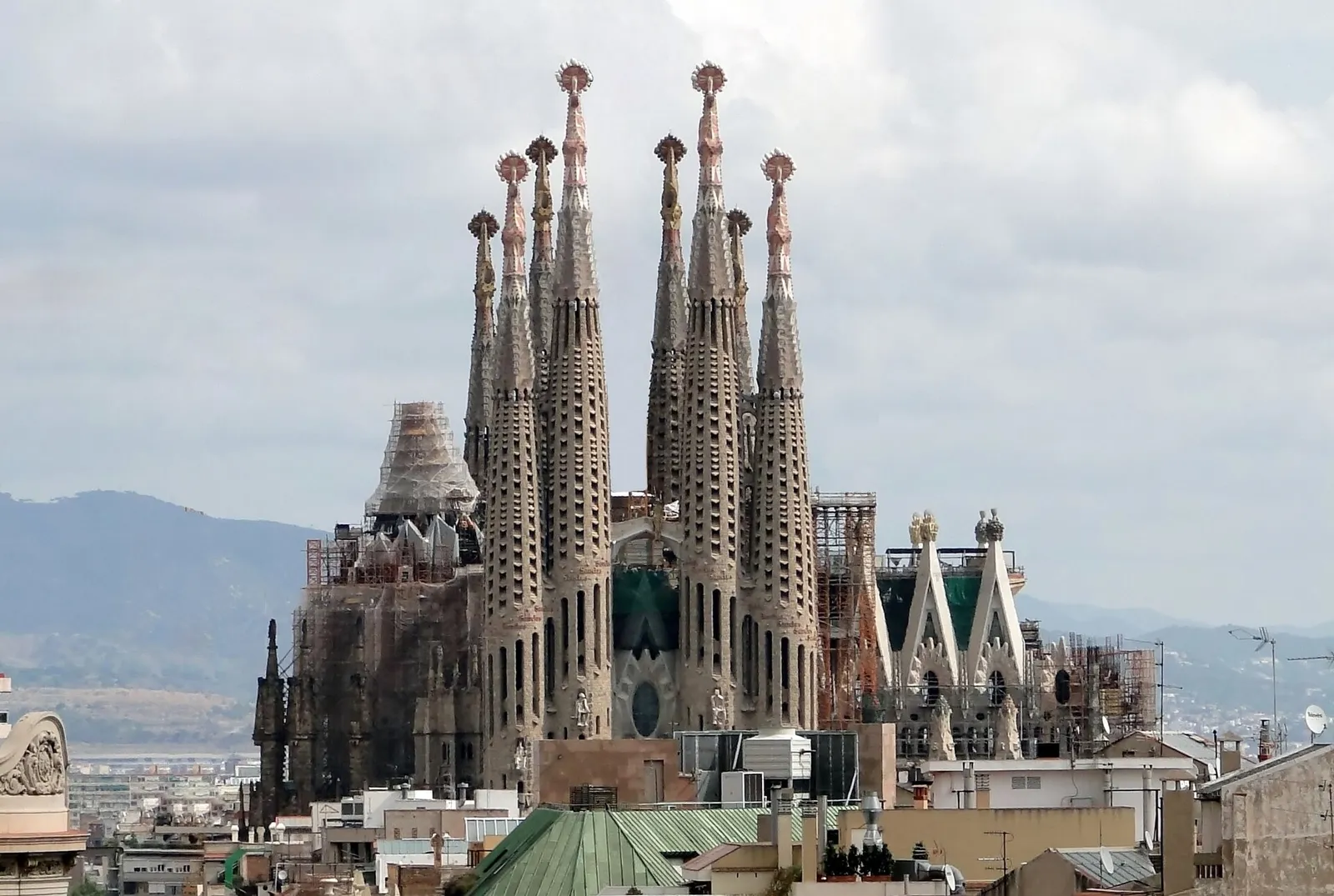 Vista de la basílica de la Sagrada Familia en Barcelona