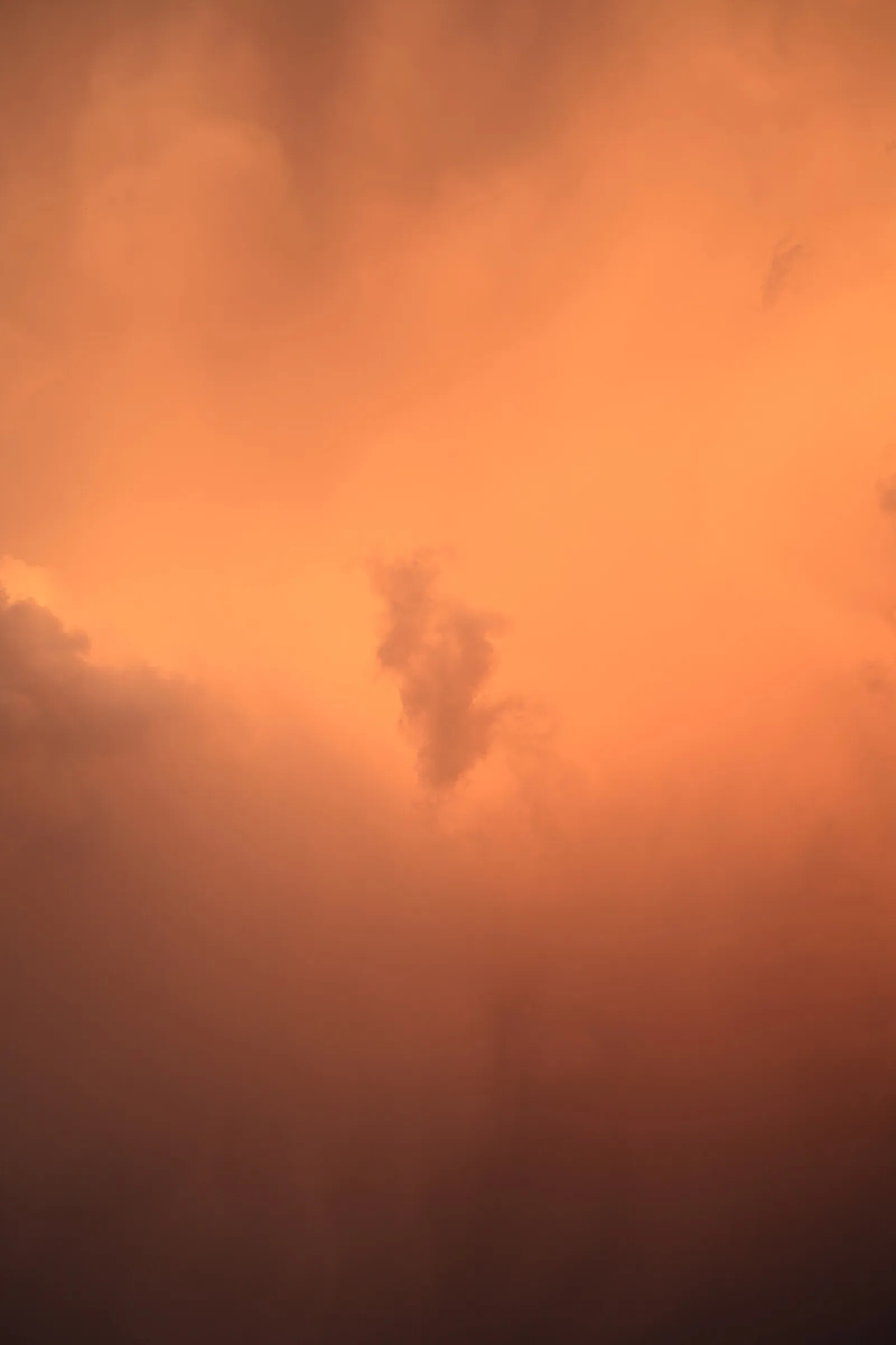 Cielo cargado de calima al atardecer sobre Madrid