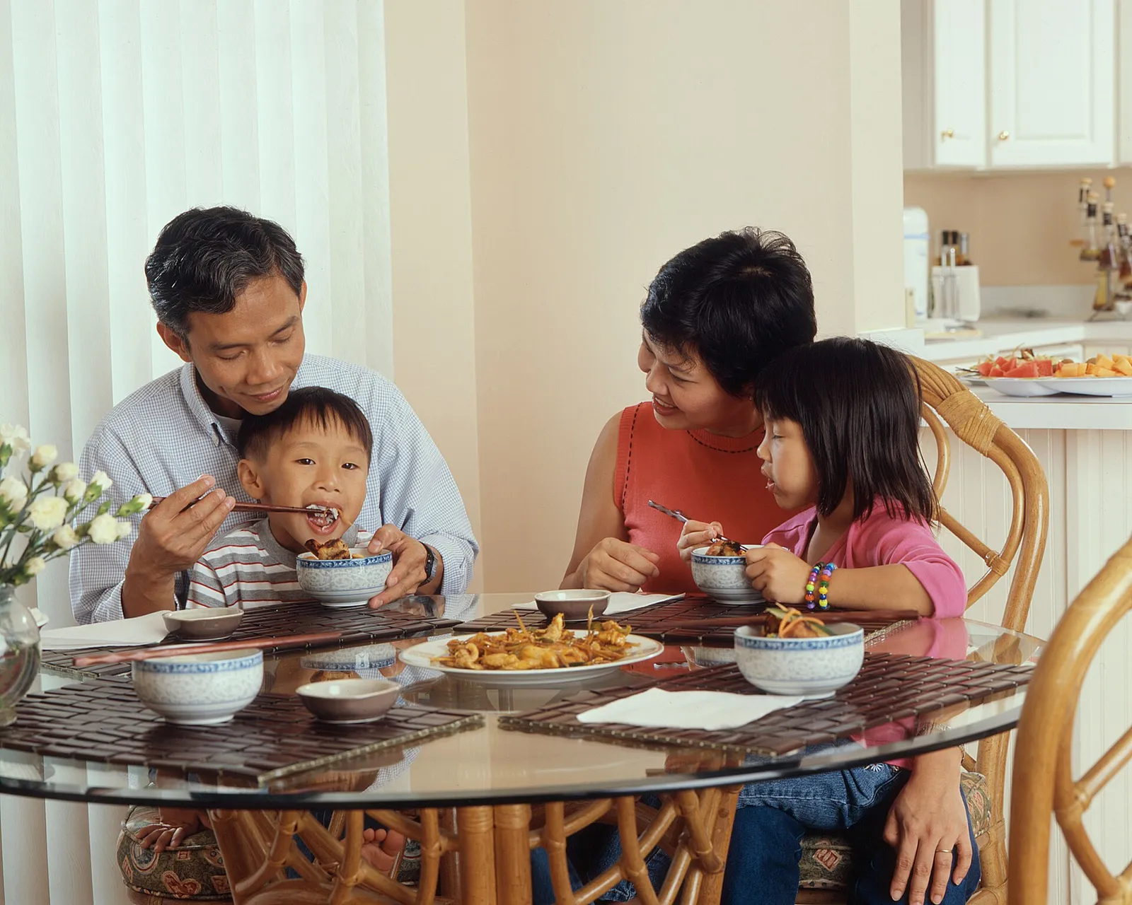 Personas comiendo juntas en la mesa (imagen de archivo)