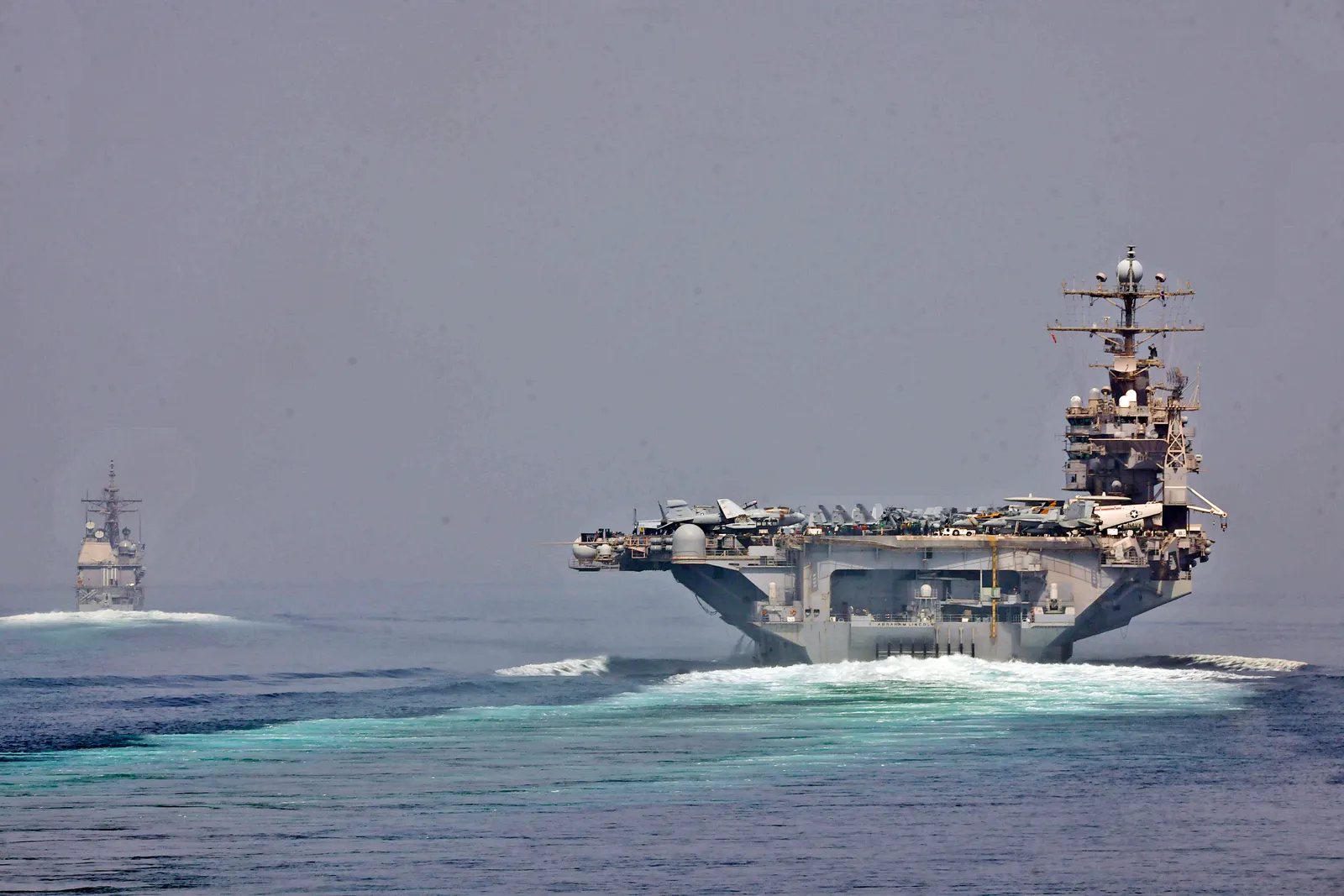 Buques de la Armada de Estados Unidos atravesando el Estrecho de Ormuz
