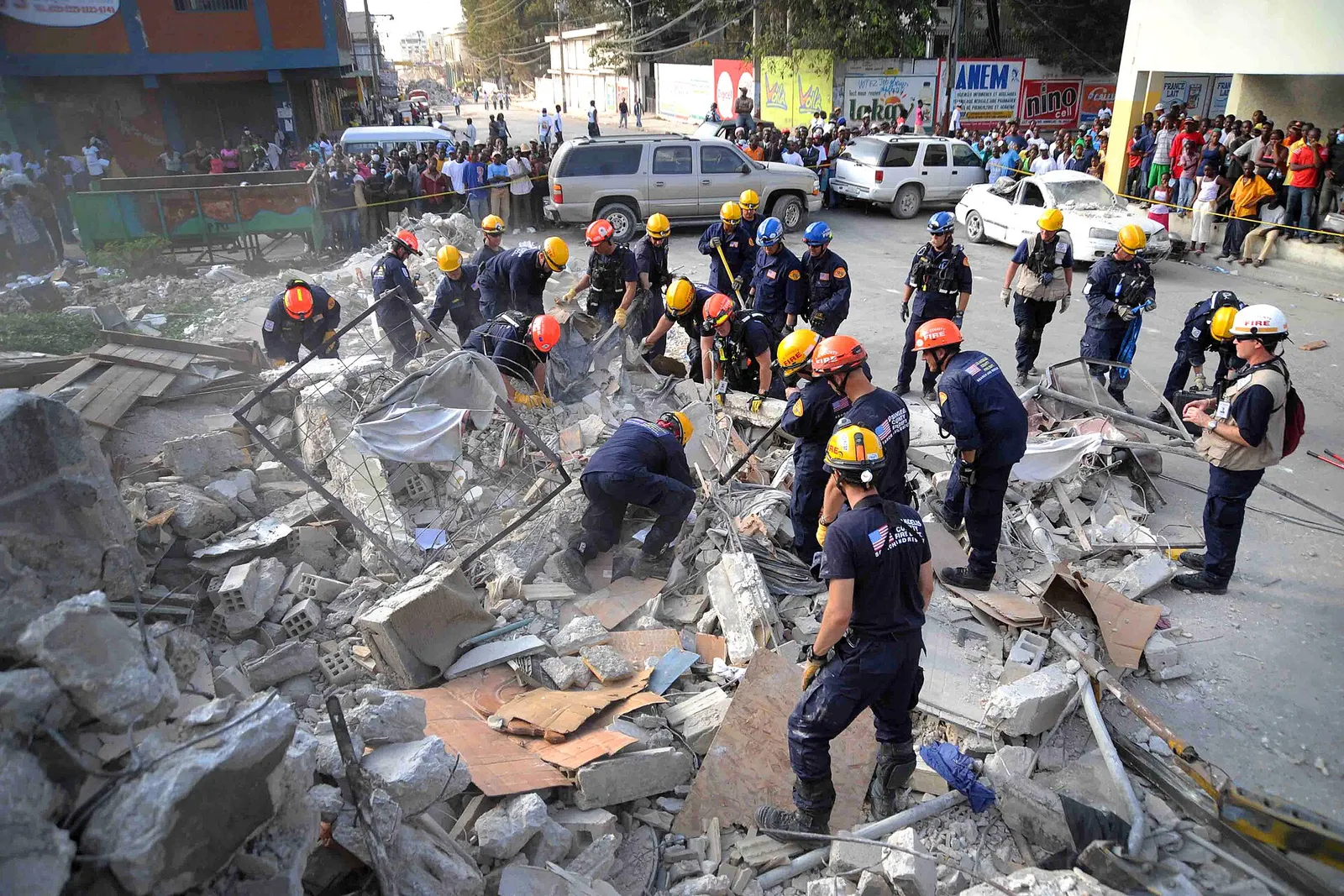 Un equipo de búsqueda y rescate trabaja sobre un edificio derrumbado (imagen de archivo)
