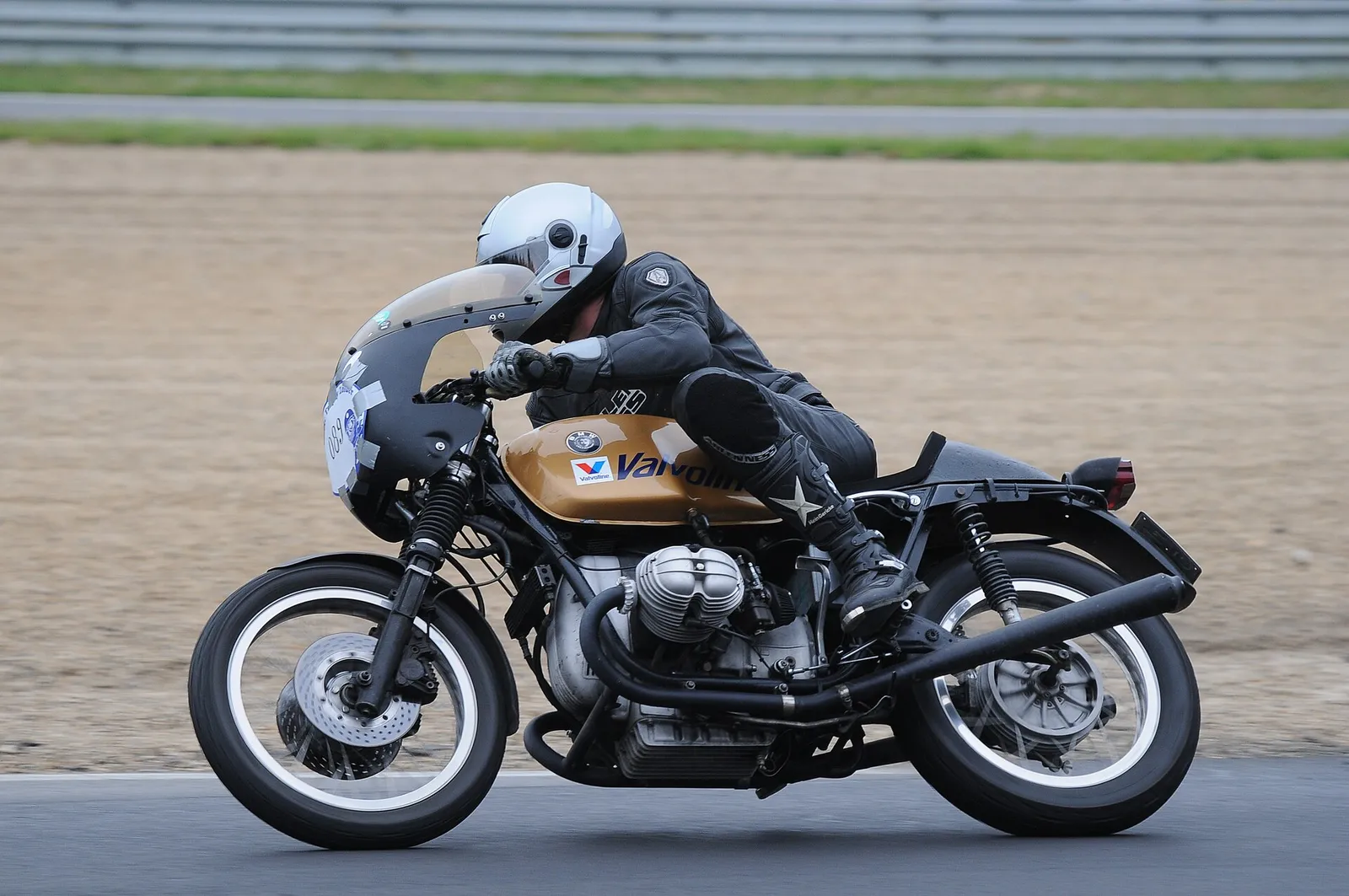 Una motocicleta de competición en un circuito (imagen de archivo)