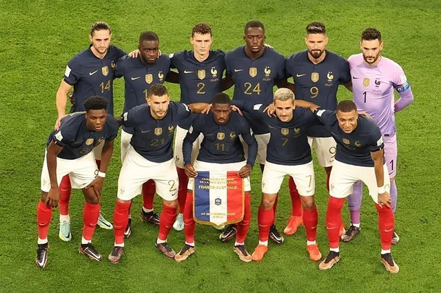 El once de la selección de Francia posa antes de un partido, con Mbappé abajo a la derecha