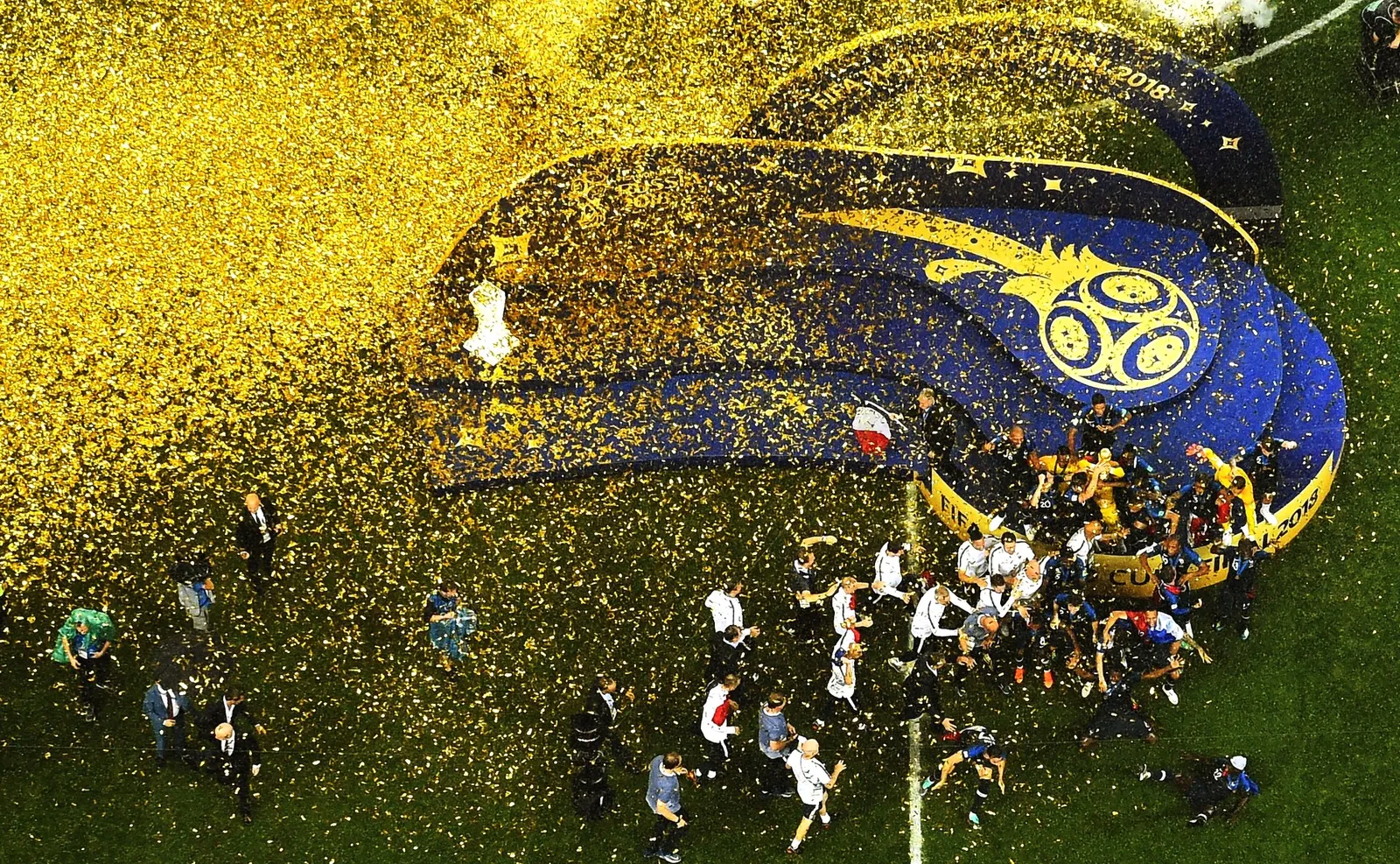 Jugadores celebrando sobre el césped tras una final de la Copa del Mundo