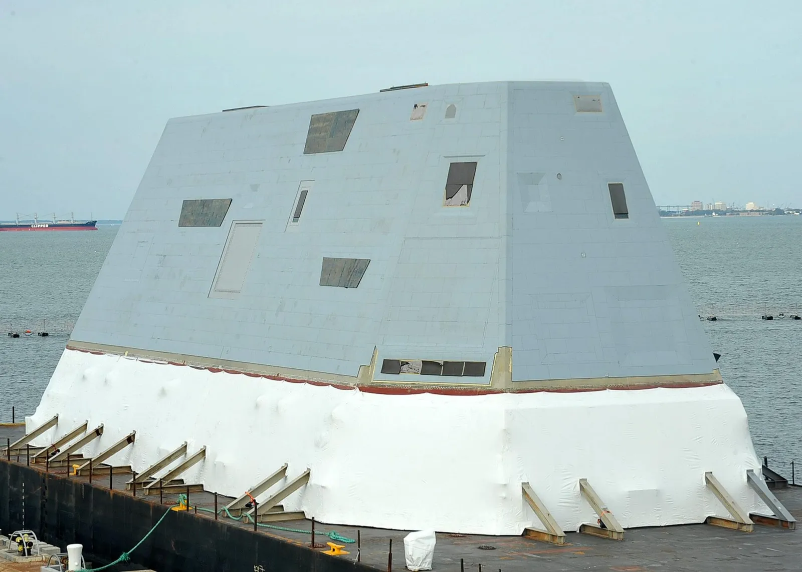 El destructor USS Zumwalt navegando