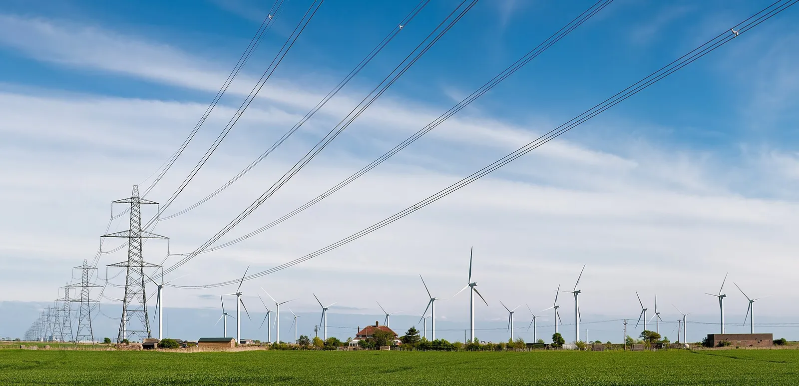 Tendido eléctrico y aerogeneradores (imagen ilustrativa)