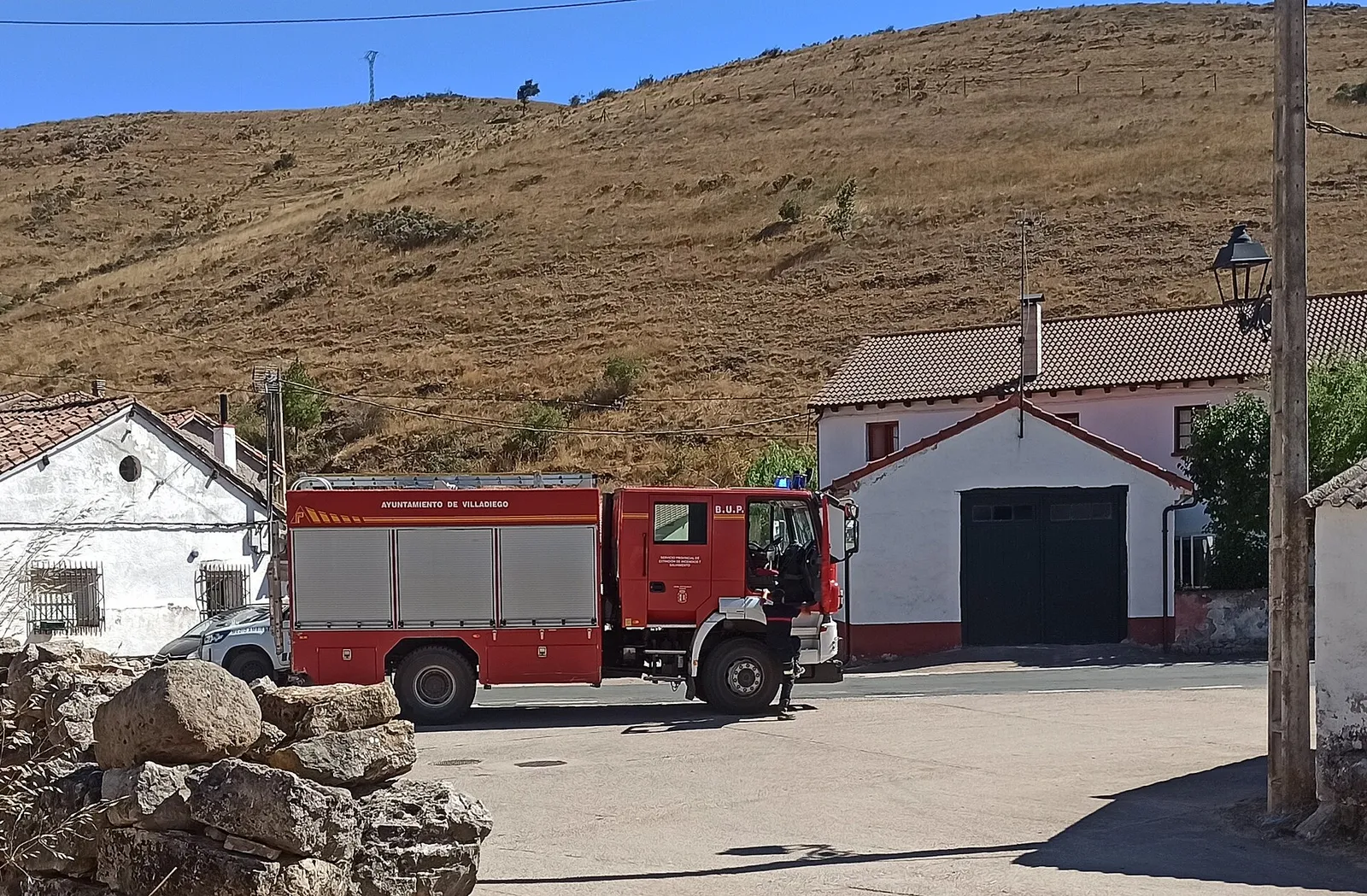 Camión de bomberos trabajando en un incendio forestal en España