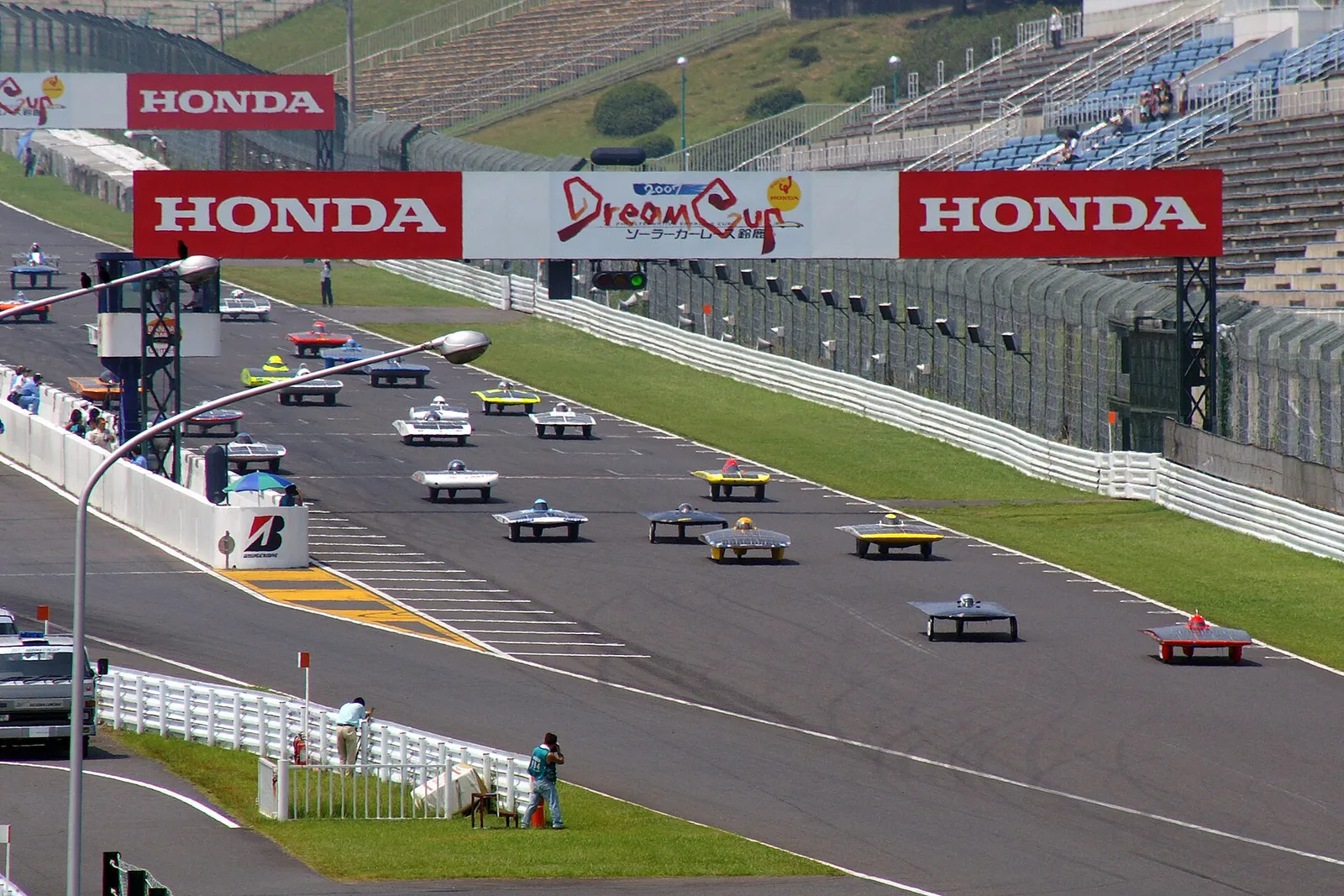 Vehículos solares durante una carrera en el circuito de Suzuka