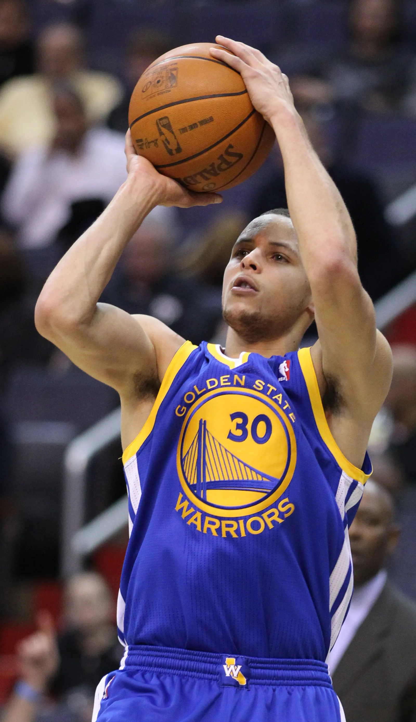 Stephen Curry lanzando a canasta en un partido de la NBA