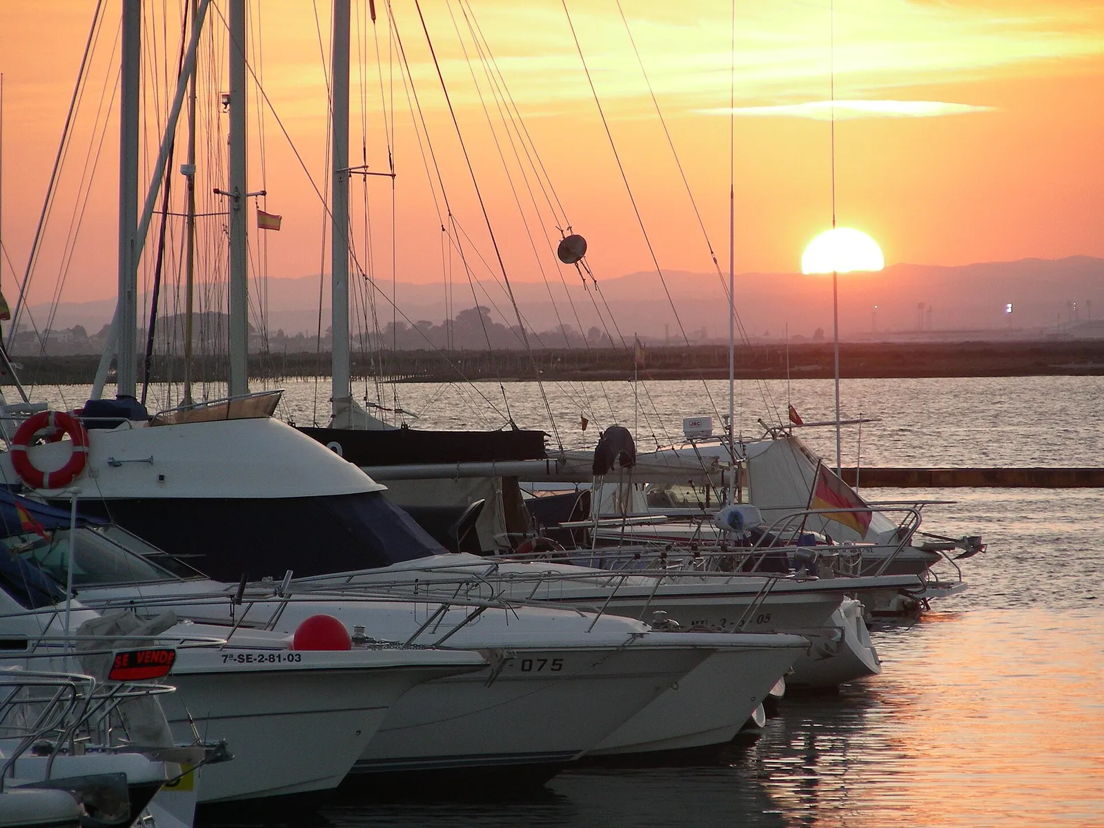 Atardecer en el puerto de Isla Cristina, Huelva (imagen de archivo)
