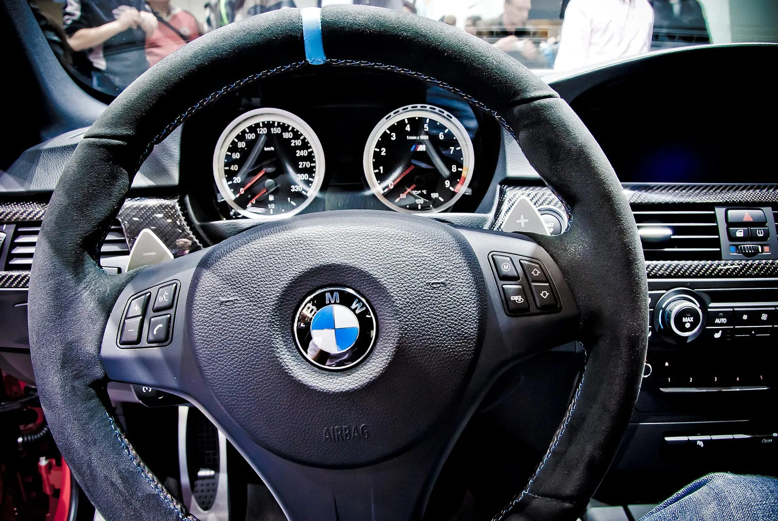 El interior y el salpicadero de un automóvil (imagen de archivo)