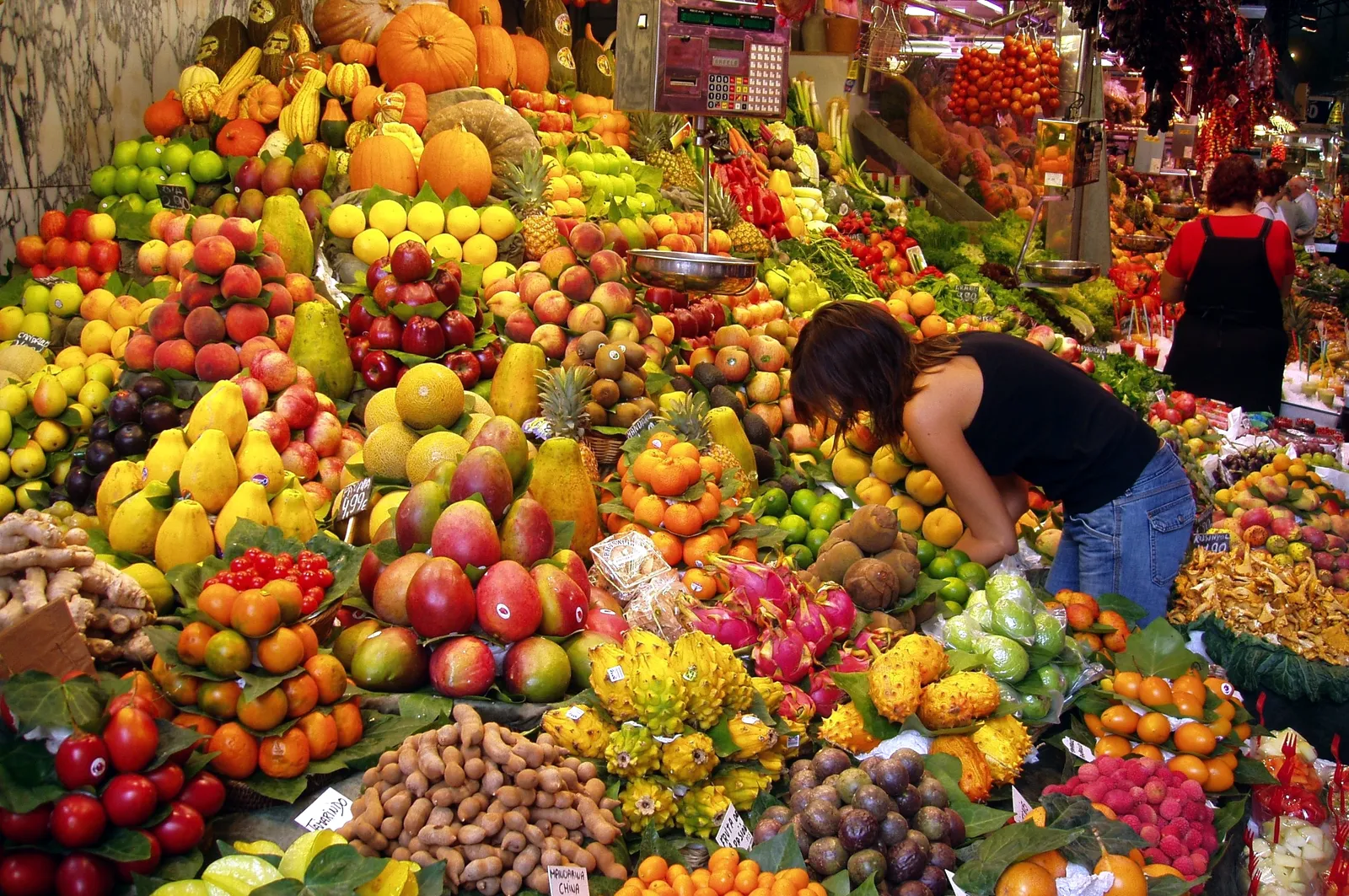 Puesto de fruta en un mercado de Barcelona