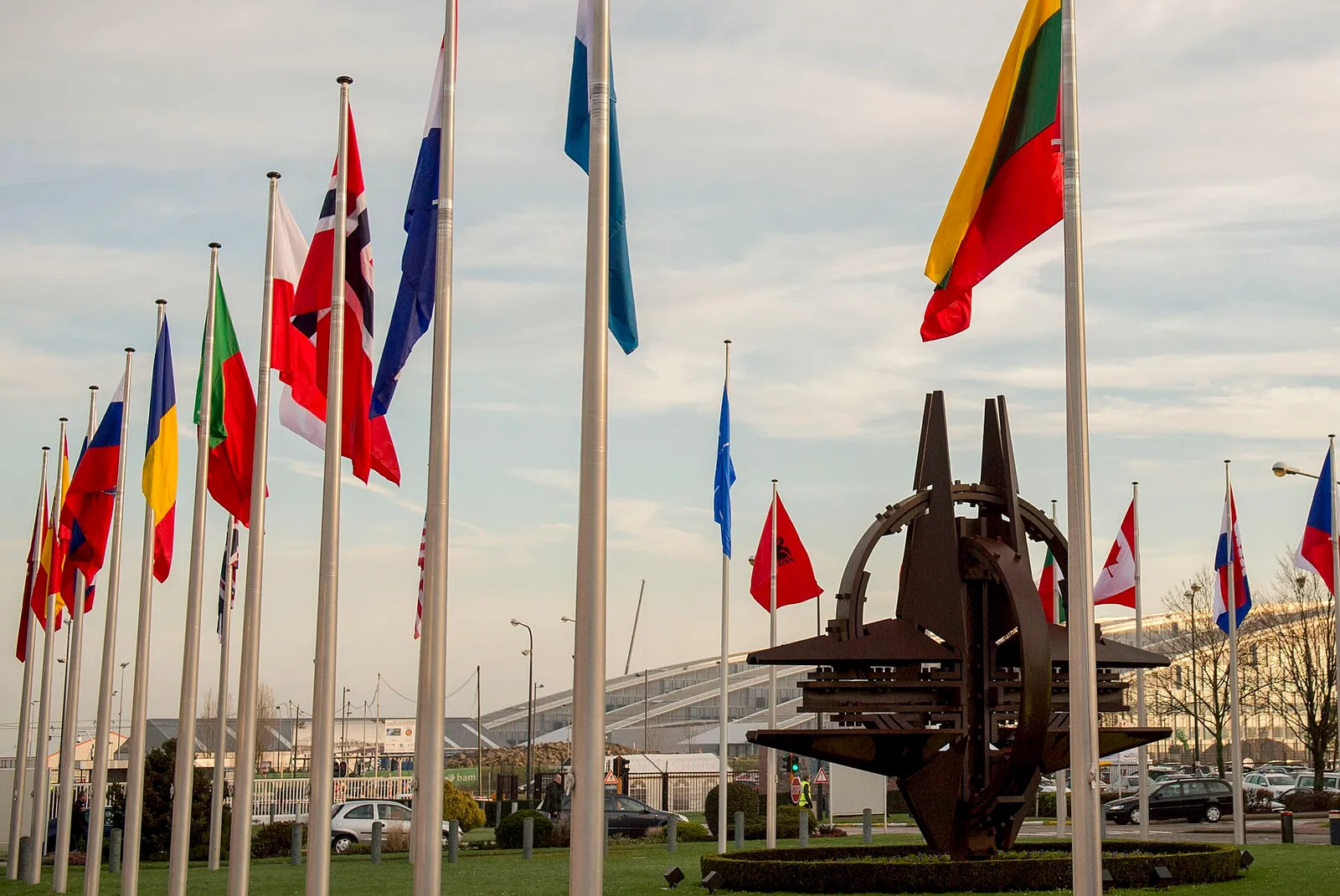 Banderas de los países miembros de la OTAN a la entrada de su sede en Bruselas