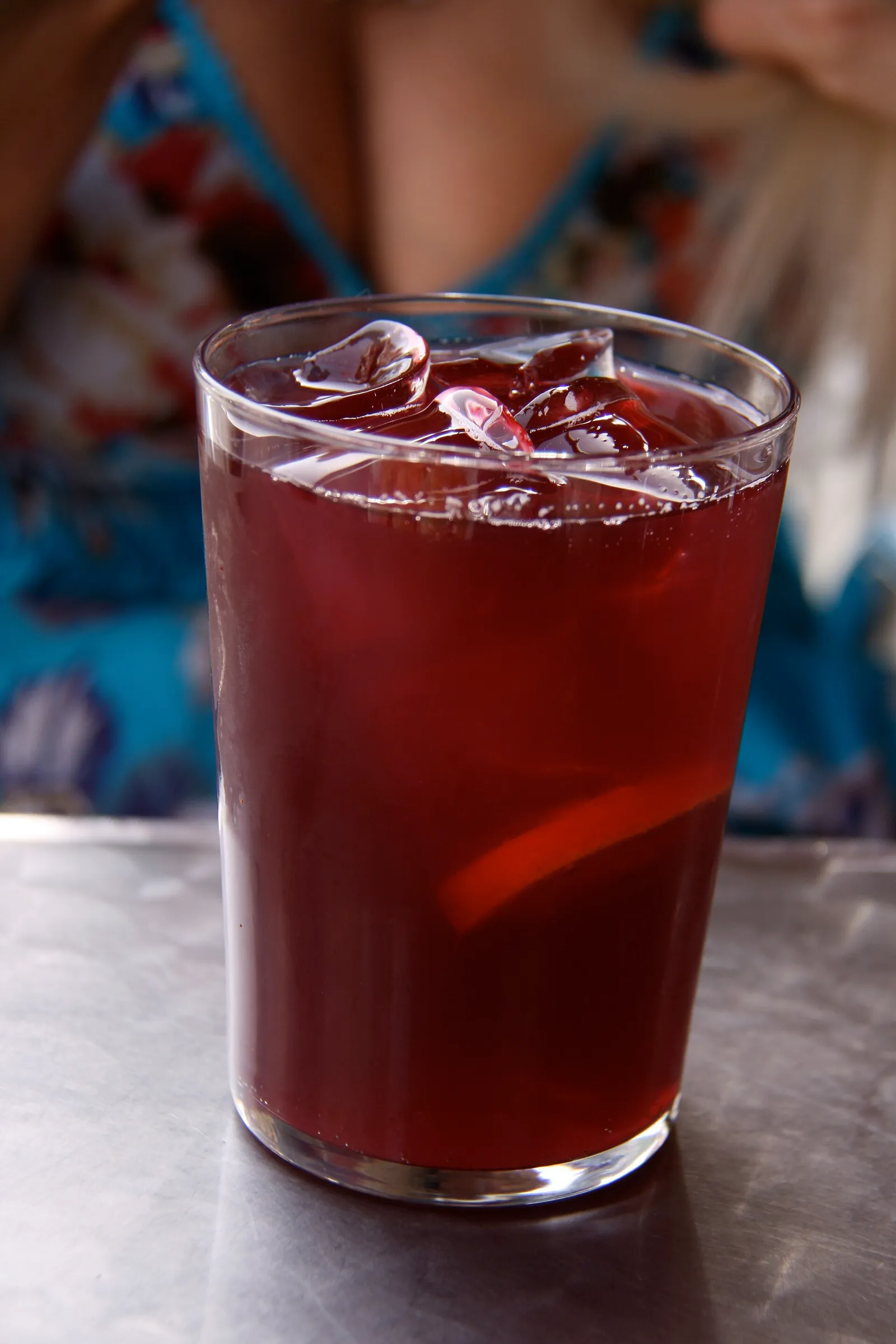 Un tinto de verano servido con hielo y una rodaja de limón