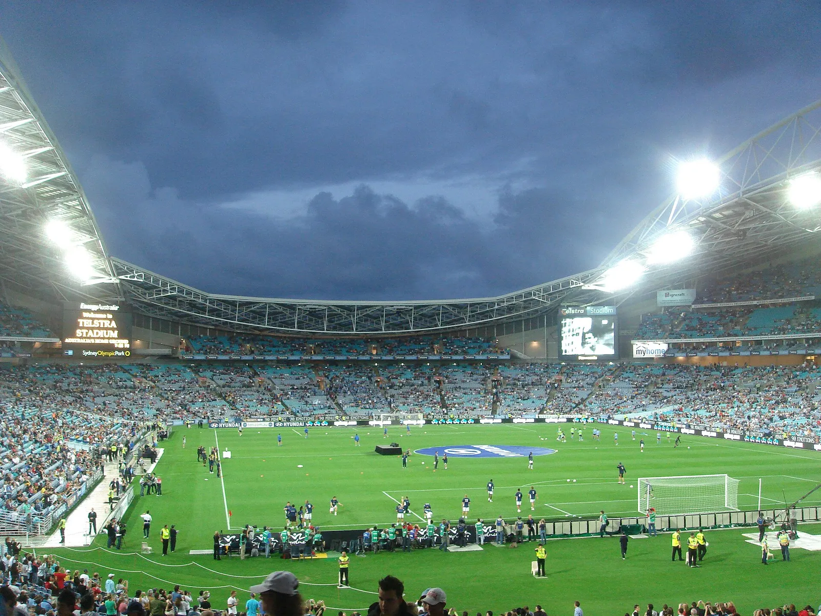 Un estadio de fútbol de noche (imagen de archivo)