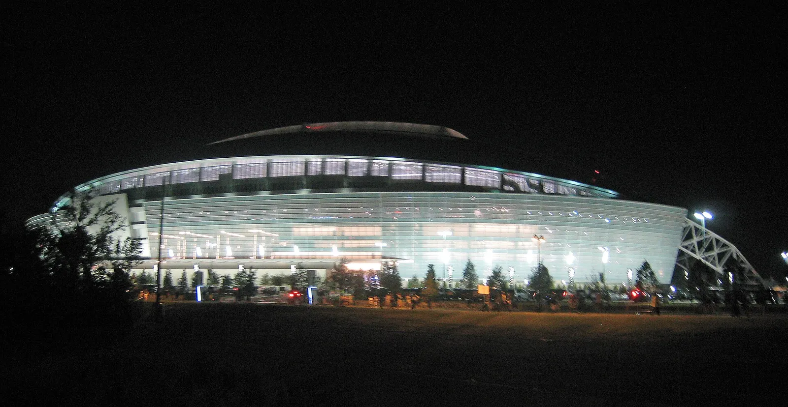 El AT&T Stadium de Arlington iluminado de noche (imagen de archivo)