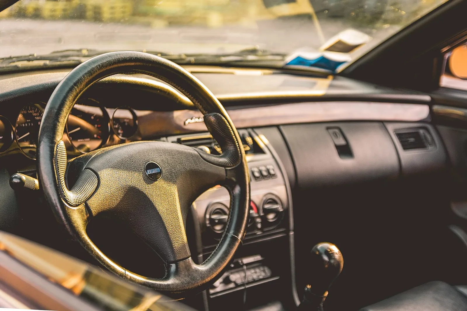 Interior de un coche con el volante y el salpicadero