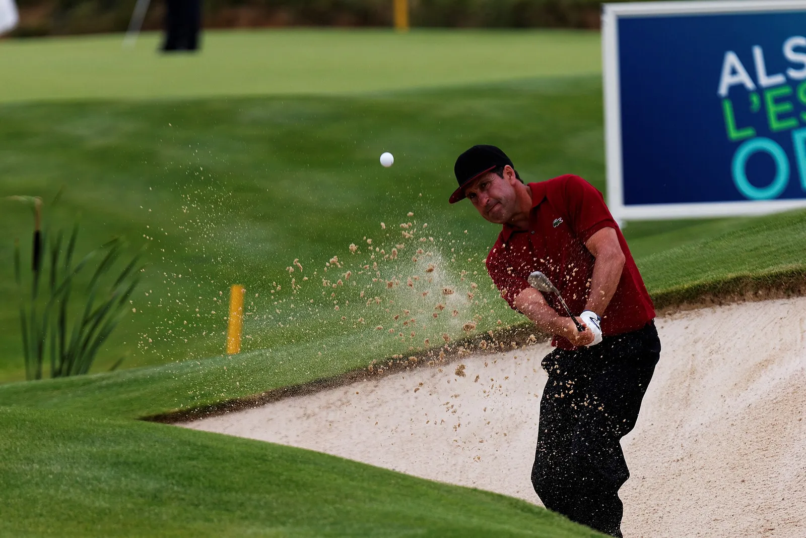 El golfista José María Olazábal golpea desde un búnker