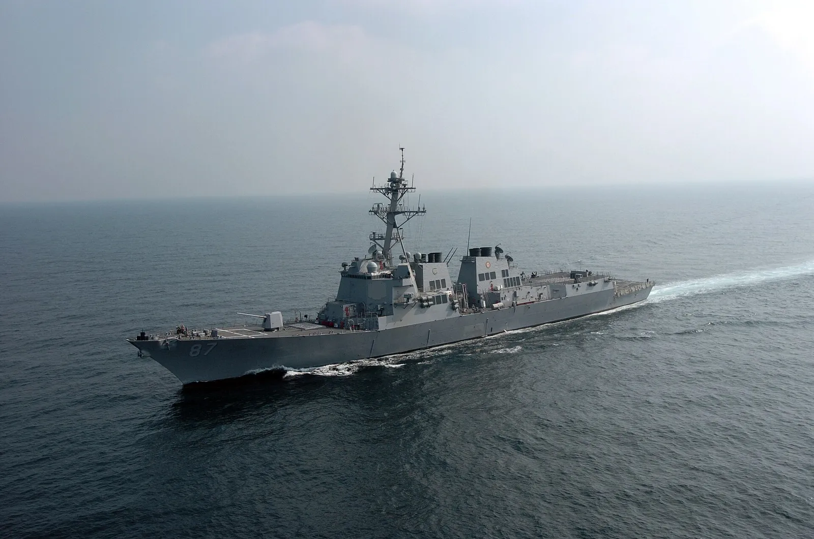Un destructor de la Armada de Estados Unidos patrulla el golfo Pérsico
