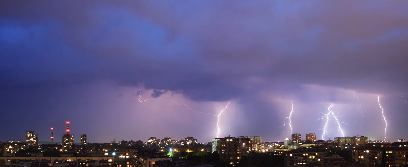Tormenta eléctrica de verano (imagen de archivo)
