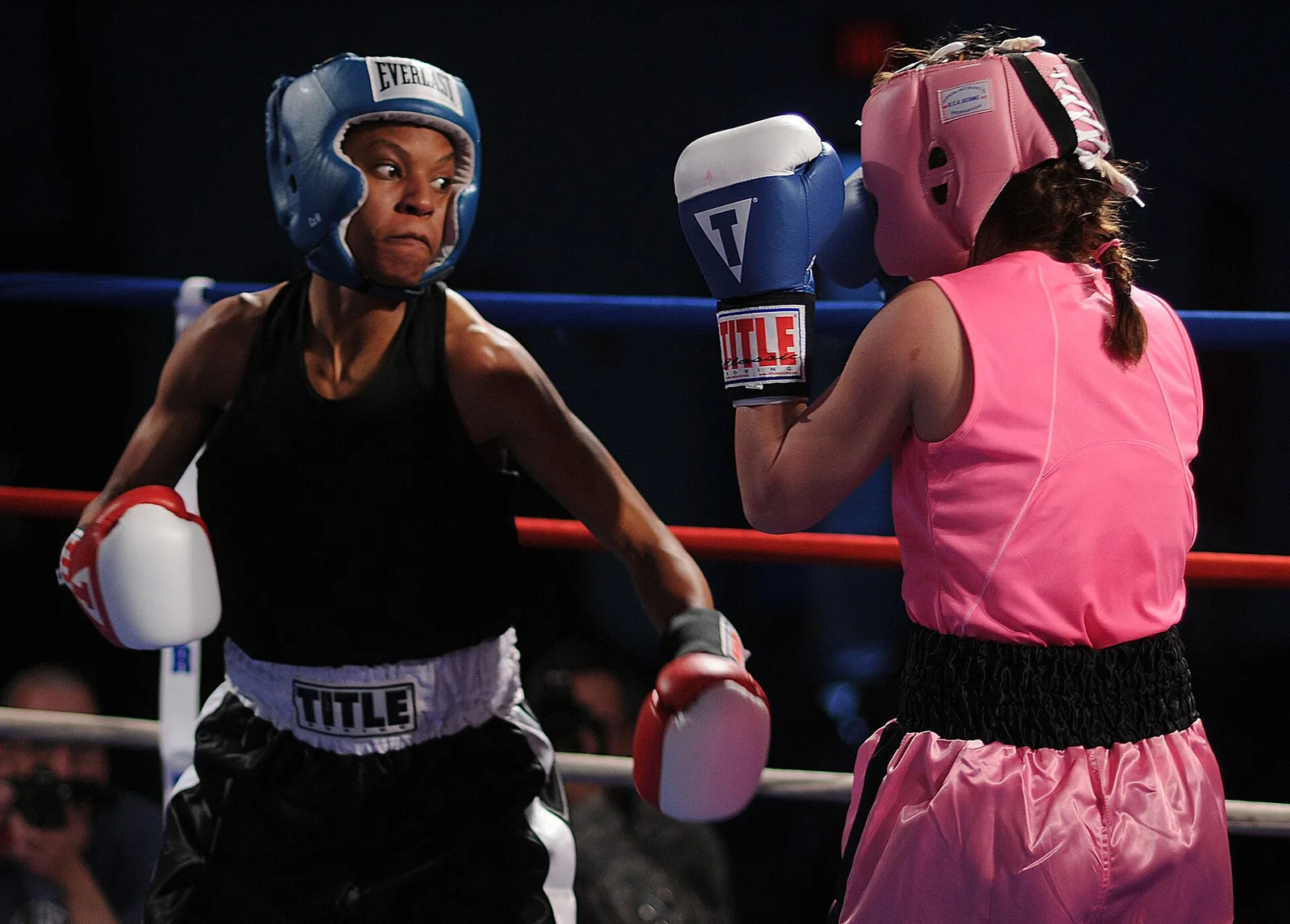 Dos boxeadoras en un combate de exhibición (imagen ilustrativa)