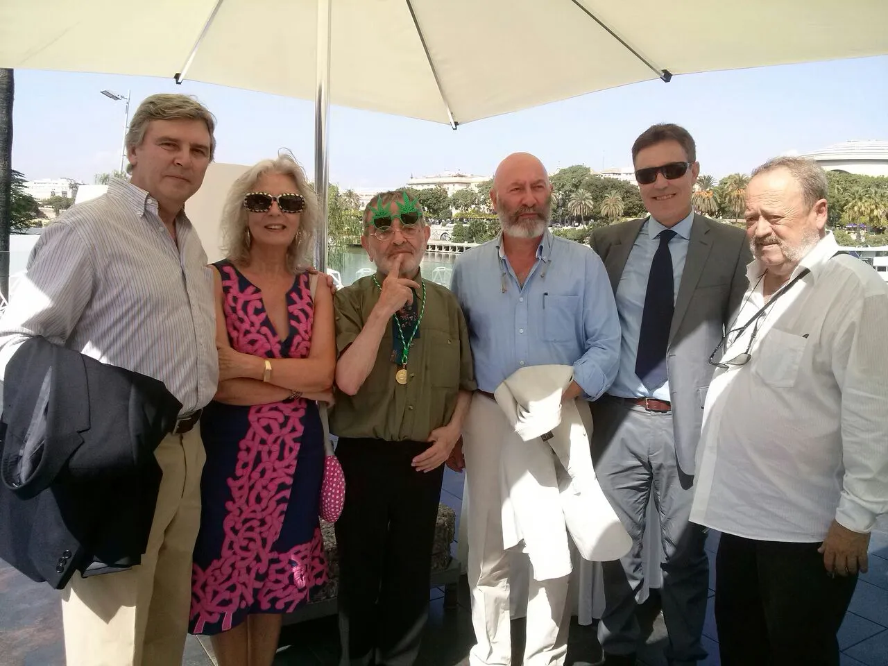 Fernando Arrabal (centro) junto a otros escritores en un acto literario en Sevilla, en 2014